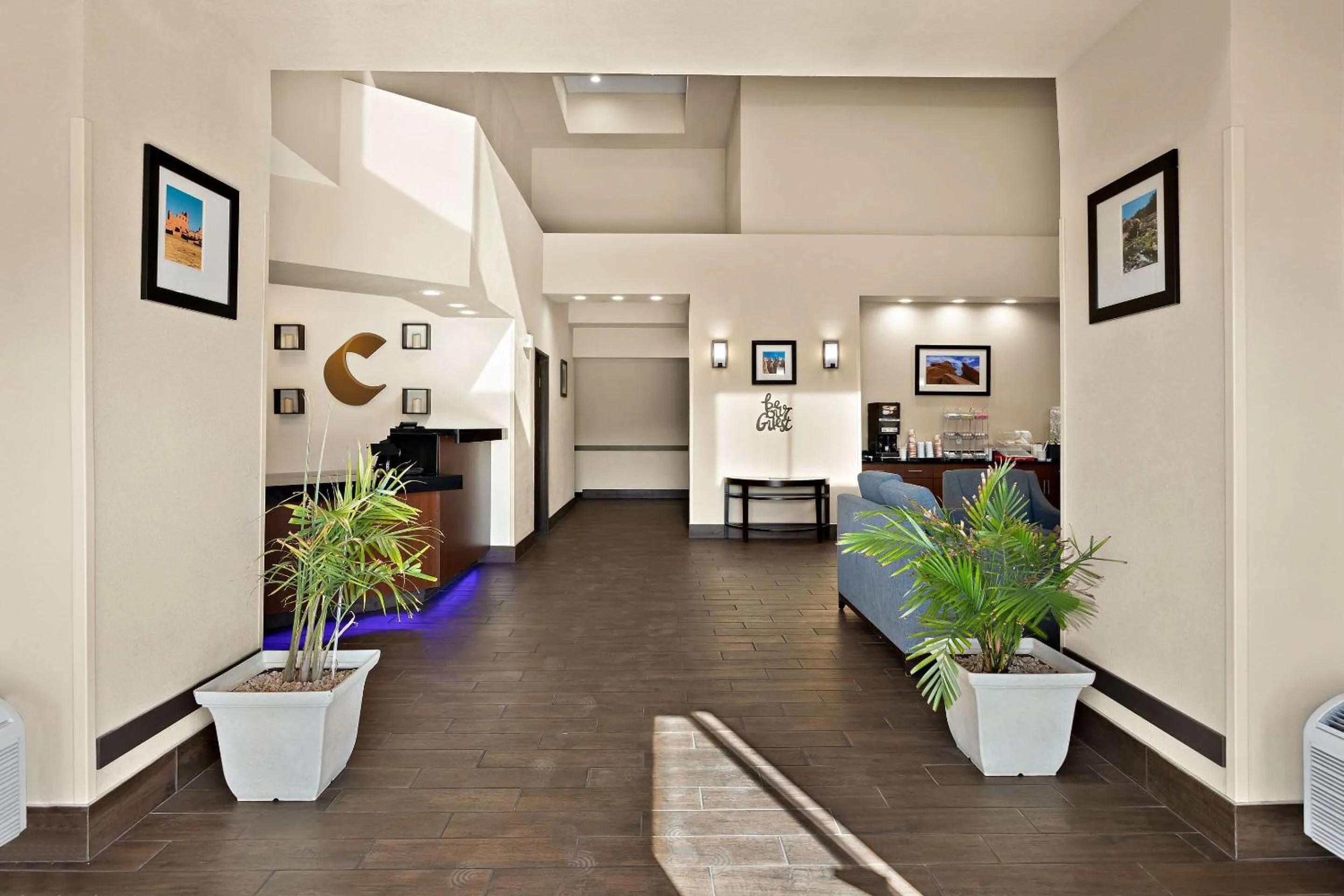 Lobby or reception in Comfort Suites University