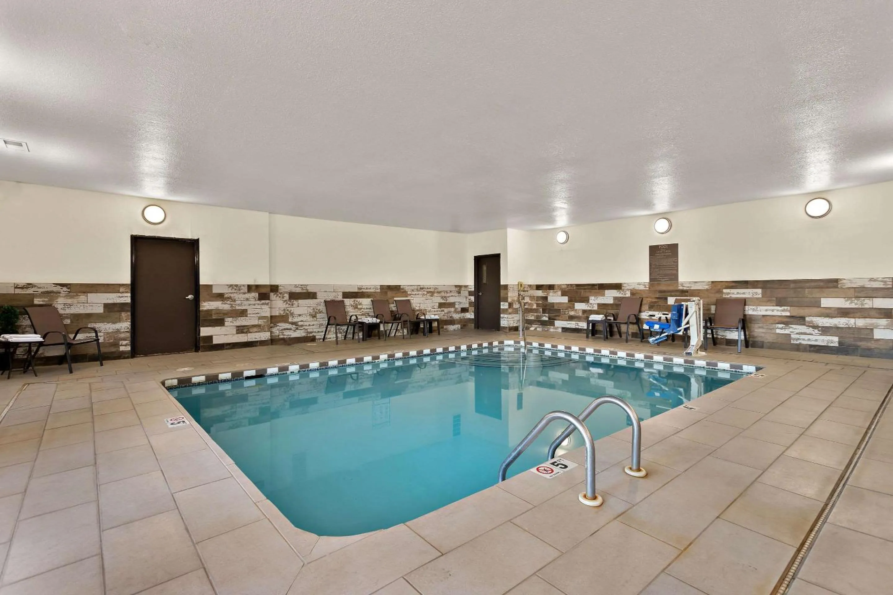 Swimming pool in Comfort Suites University