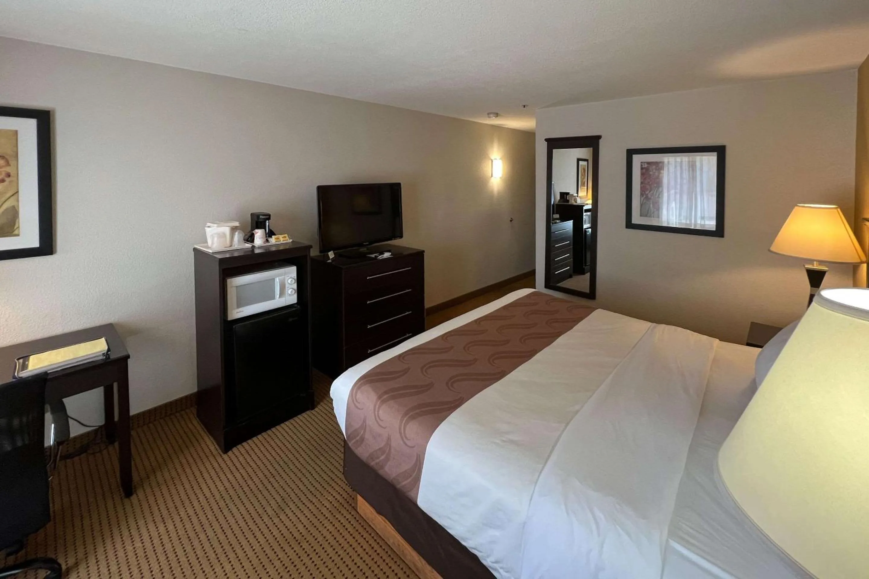 Bedroom, Bed in Quality Inn & Suites Farmington