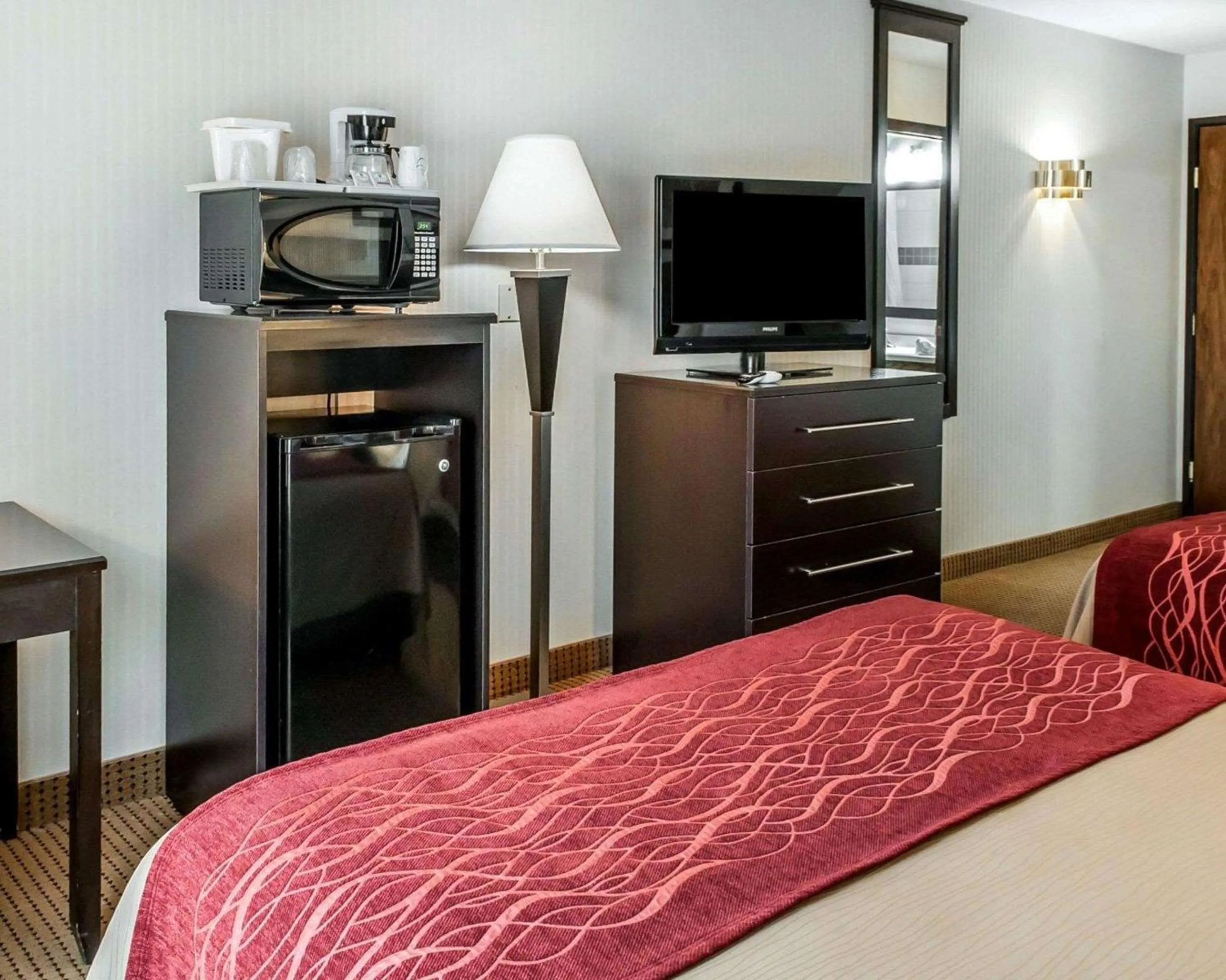 Photo of the whole room, Bed in Quality Inn & Suites Farmington