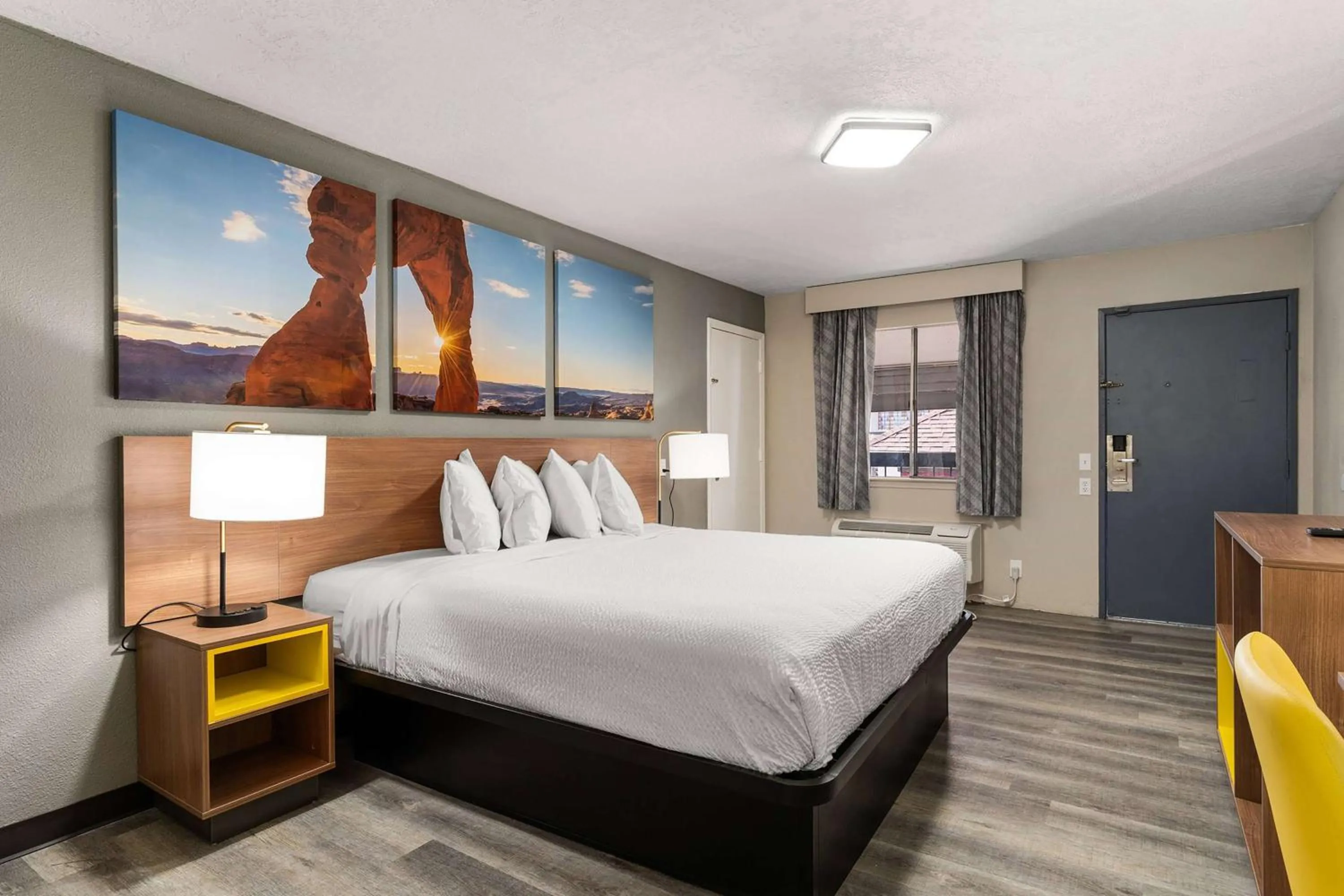 Photo of the whole room, Bed in Days inn by Wyndham Albuquerque Northeast