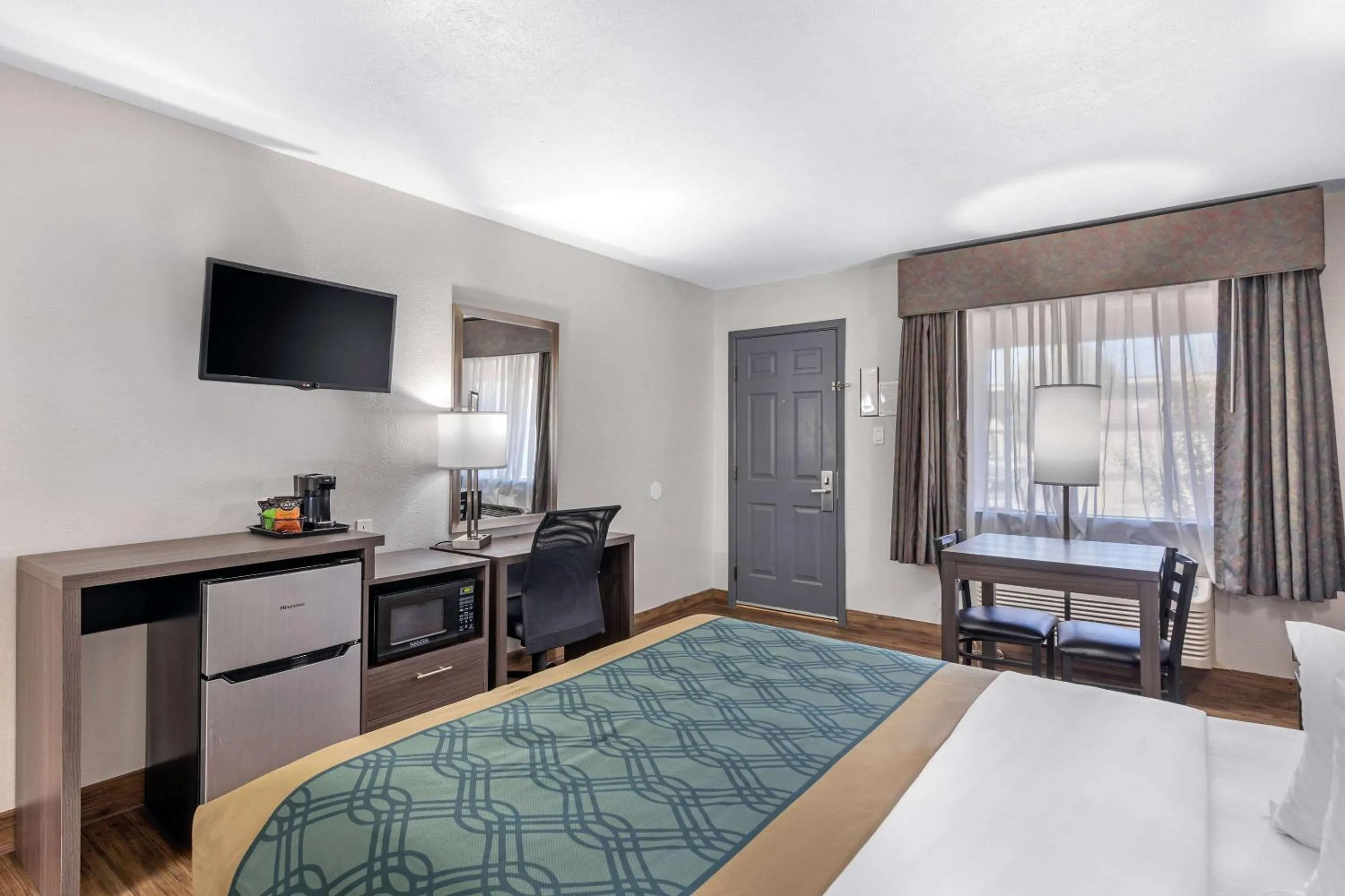 Photo of the whole room, TV/Entertainment Center in Econo Lodge Inn & Suites Socorro