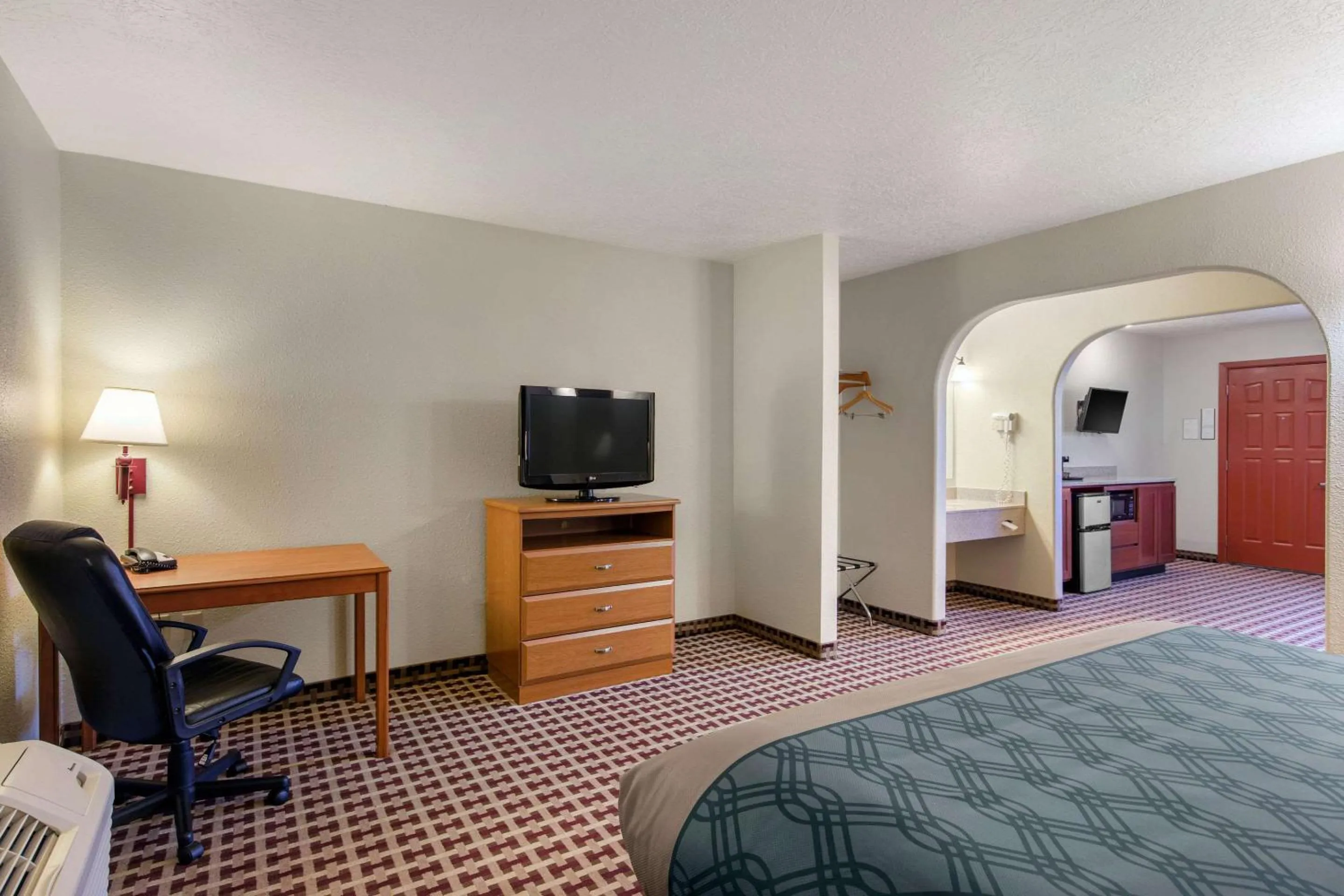 Photo of the whole room, TV/Entertainment Center in Econo Lodge Inn & Suites Socorro