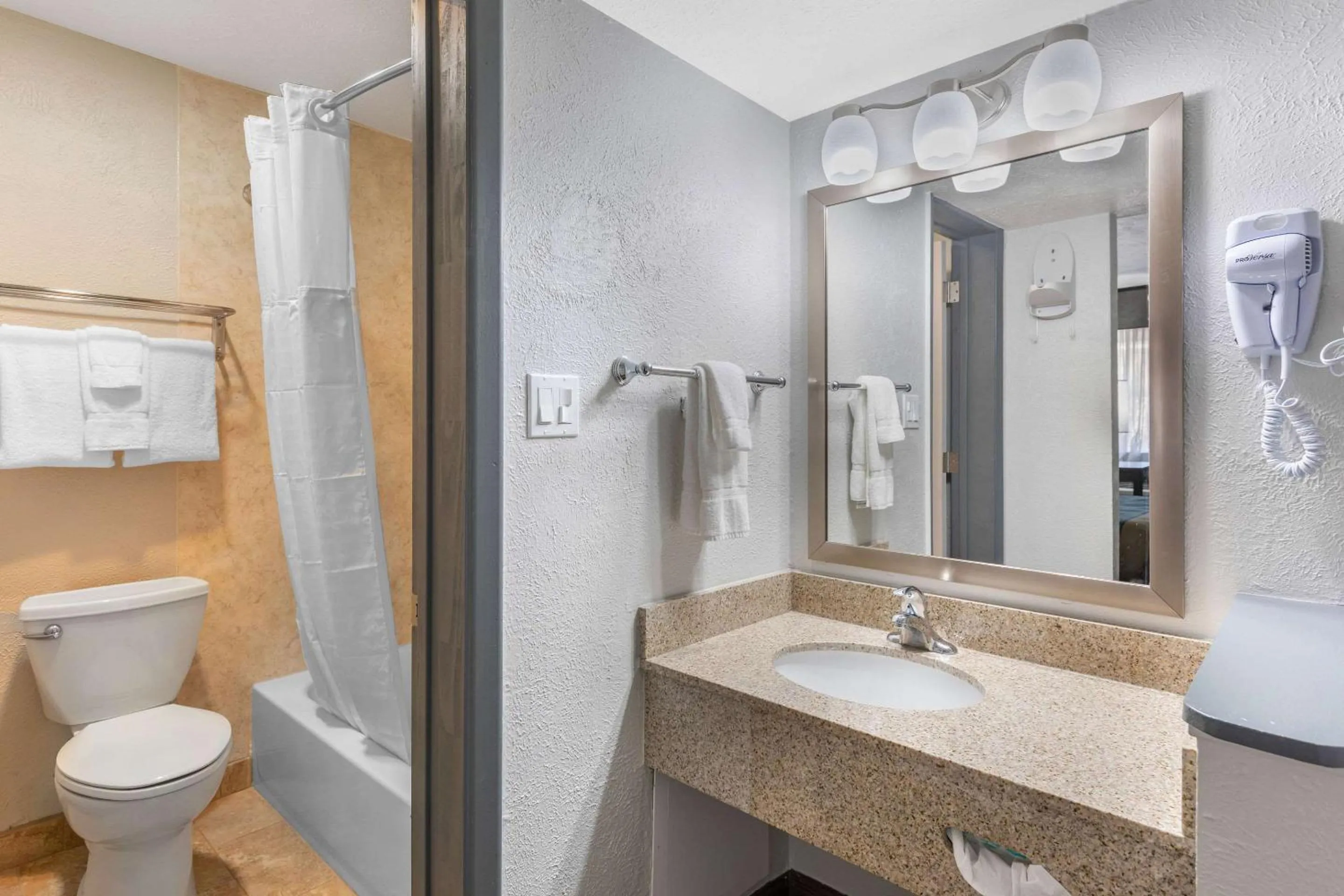 Bathroom in Econo Lodge Inn & Suites Socorro