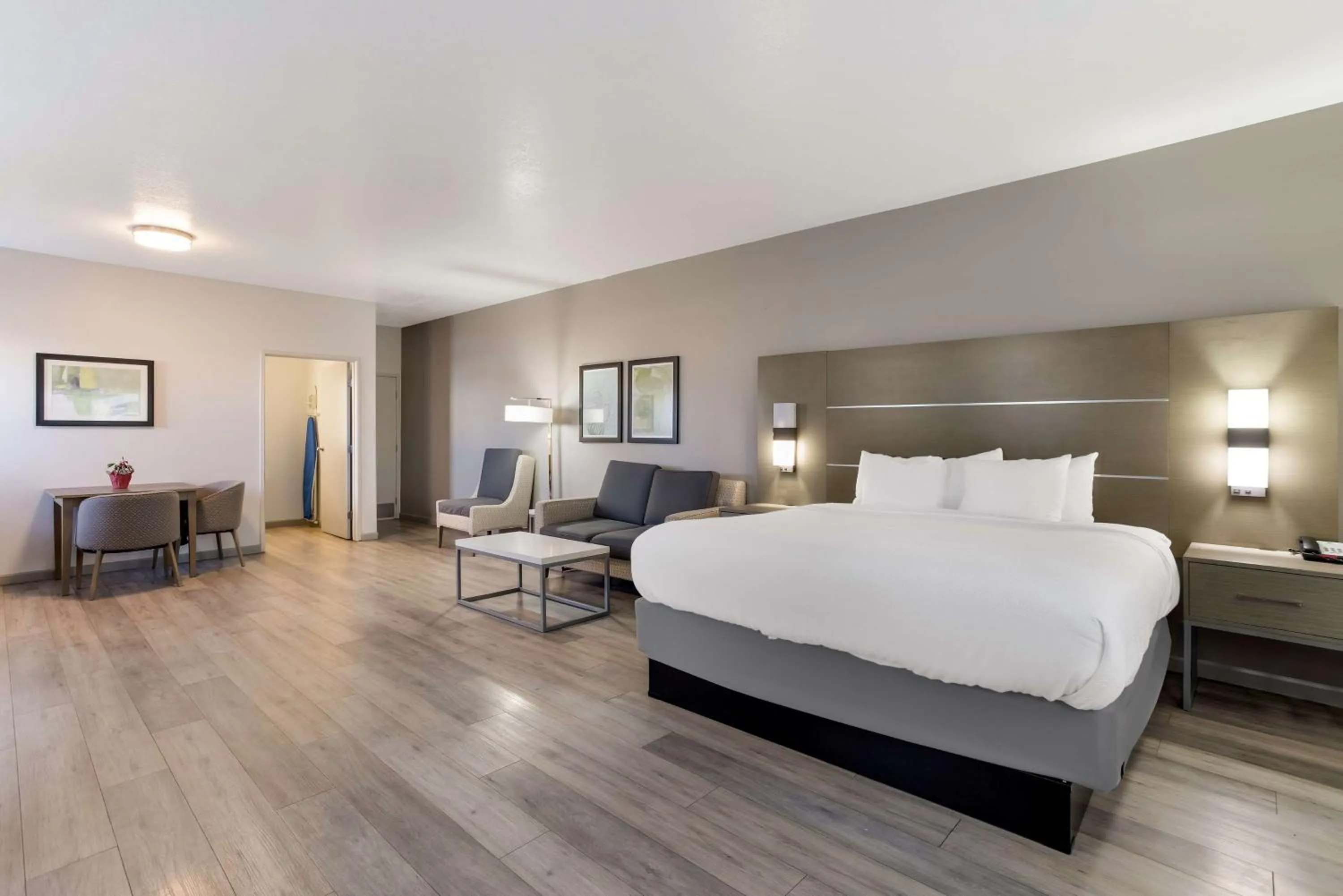 Photo of the whole room, Bed in Best Western Grants Inn