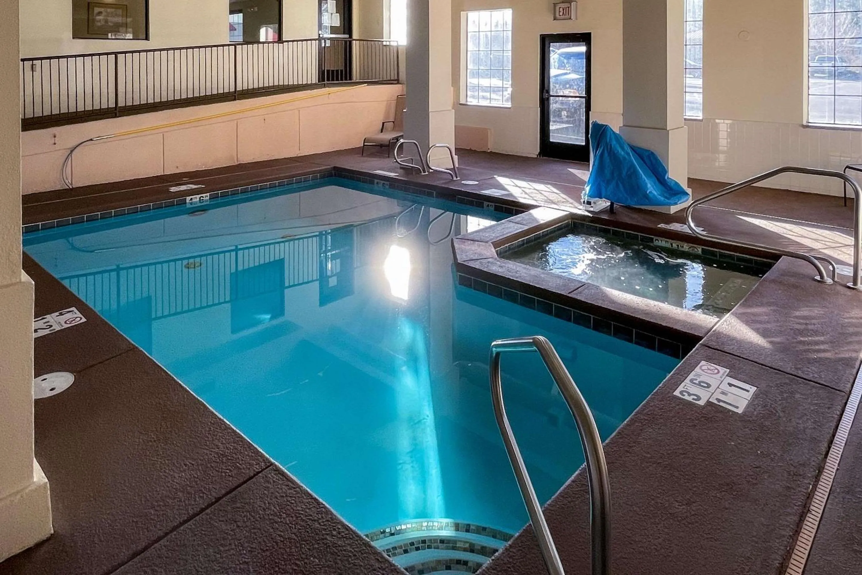 Swimming pool in Comfort Inn & Suites Midtown