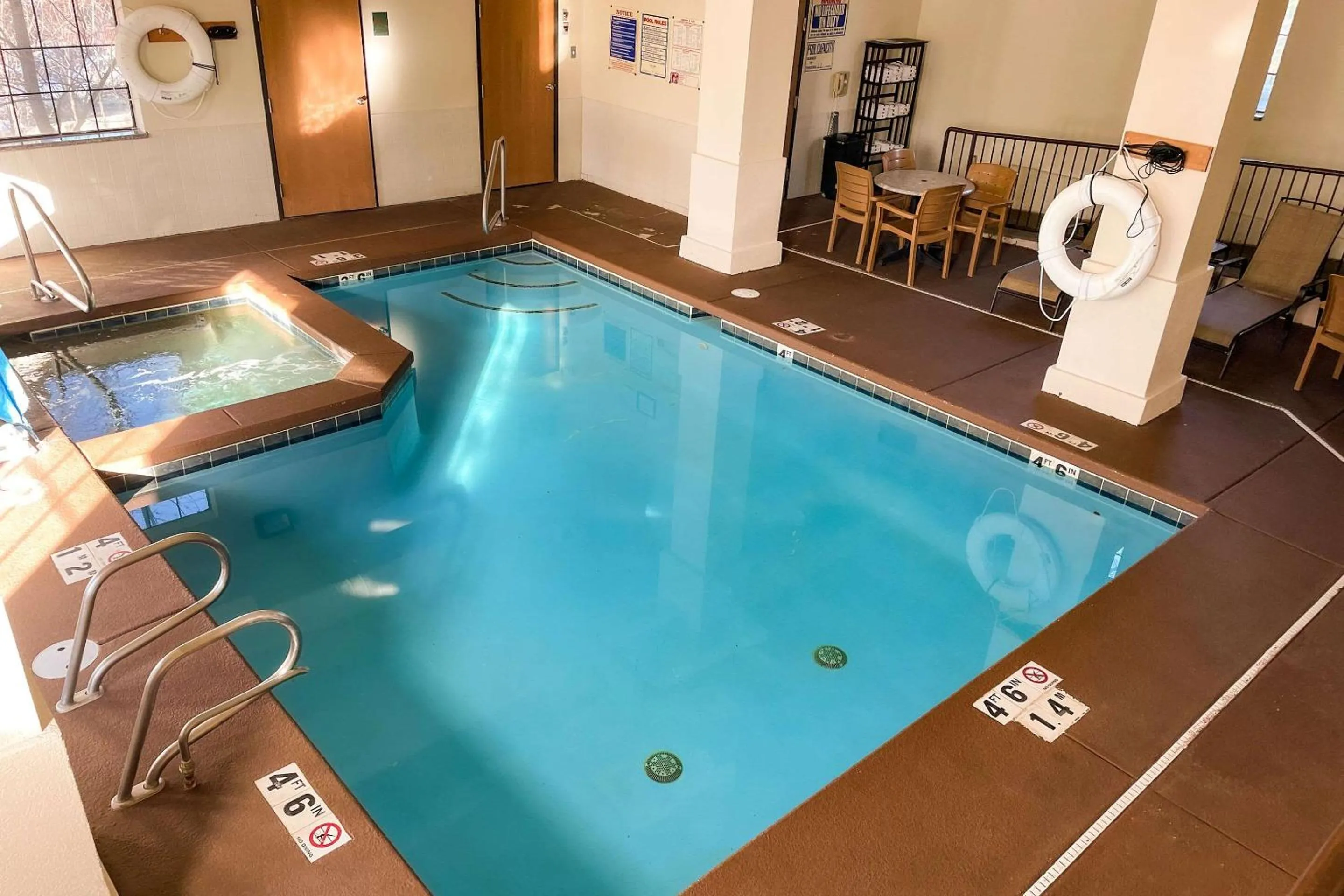 Swimming pool in Comfort Inn & Suites Midtown