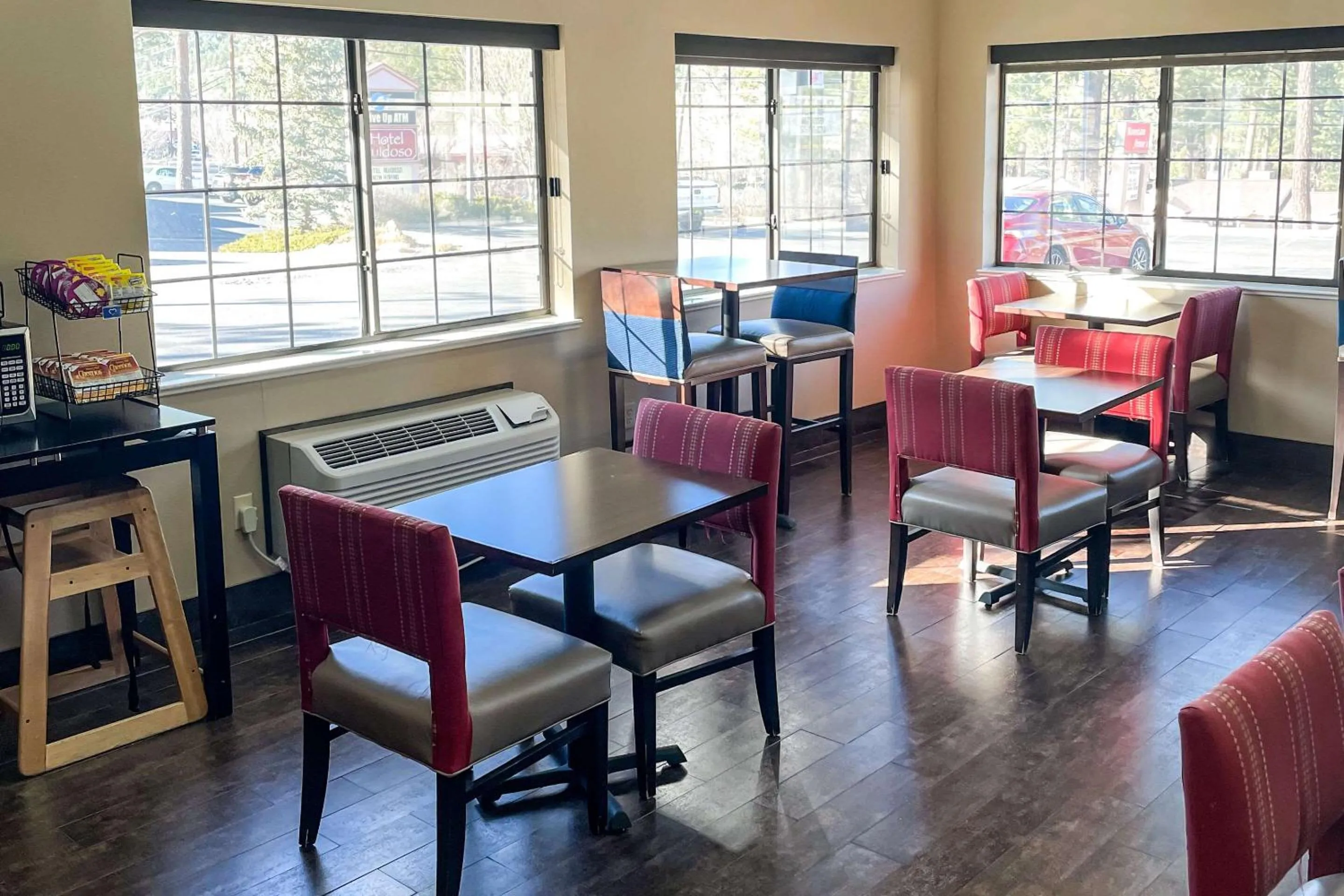 Breakfast in Comfort Inn & Suites Midtown