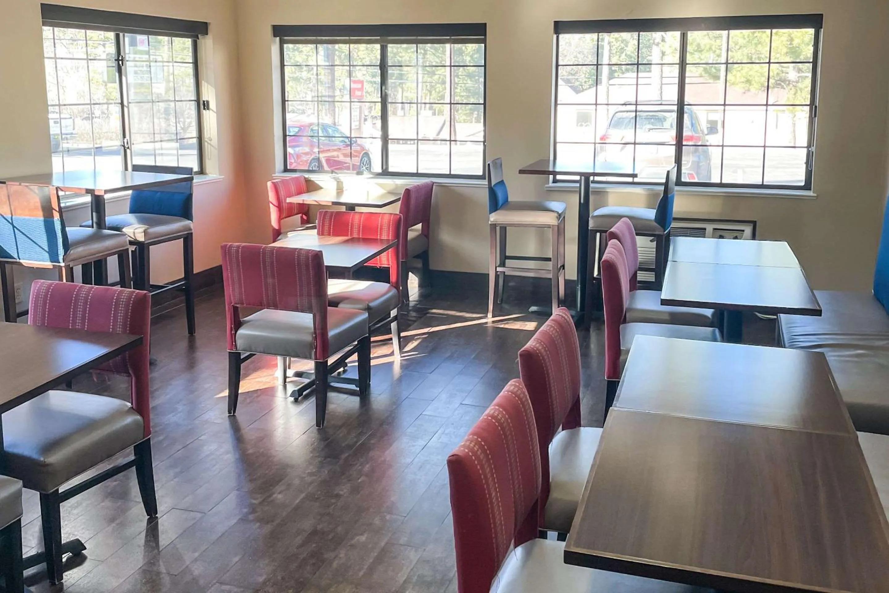 Breakfast in Comfort Inn & Suites Midtown