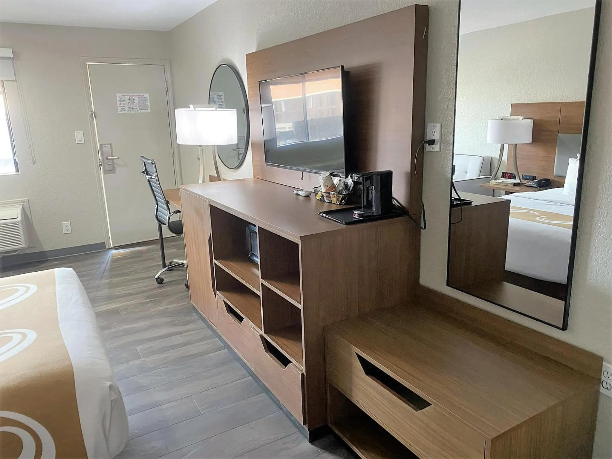 hair dresser, Bed in Quality Inn & Suites Near White Sands National Park