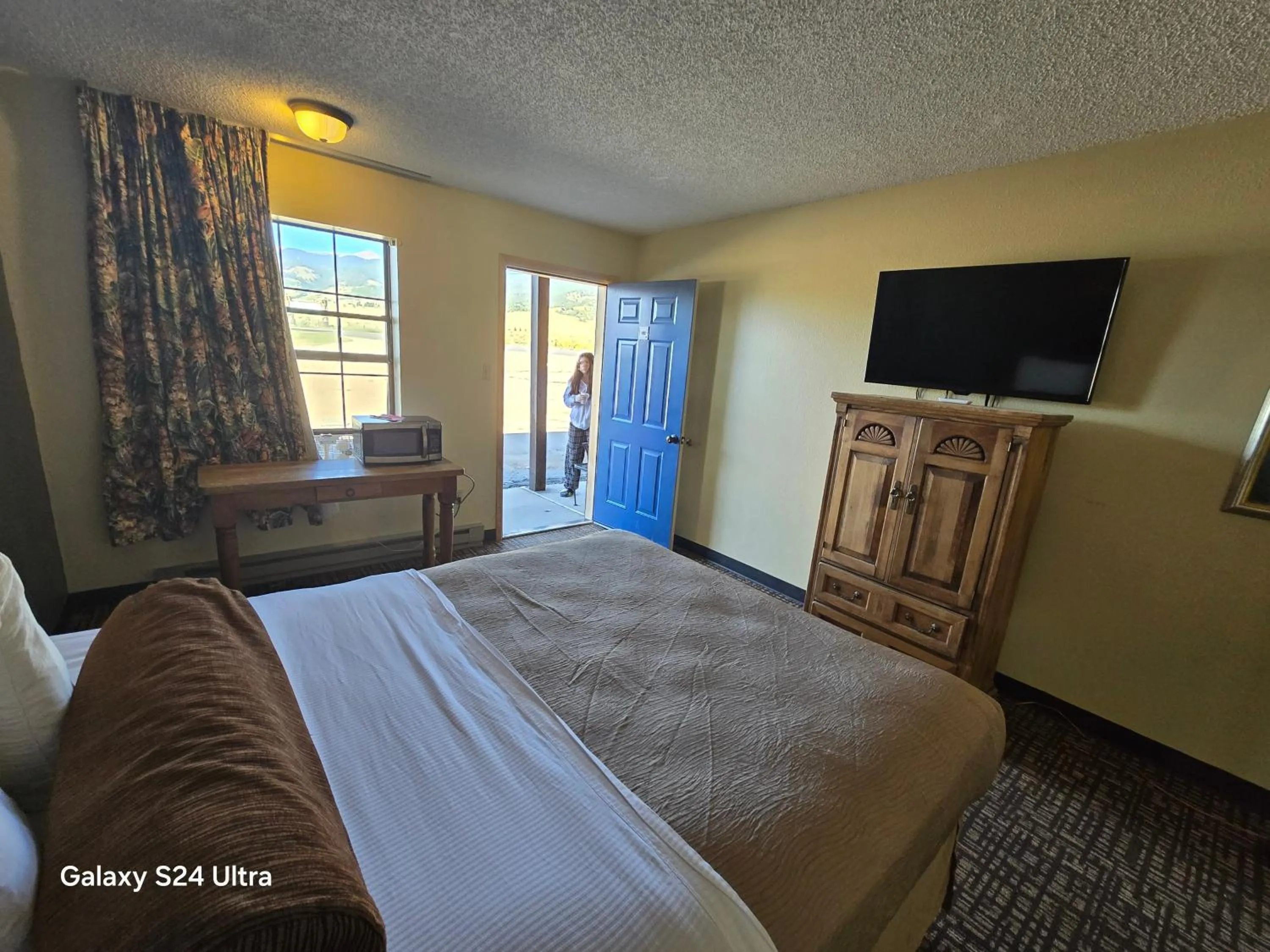 Bed in Econo Lodge Eagle Nest