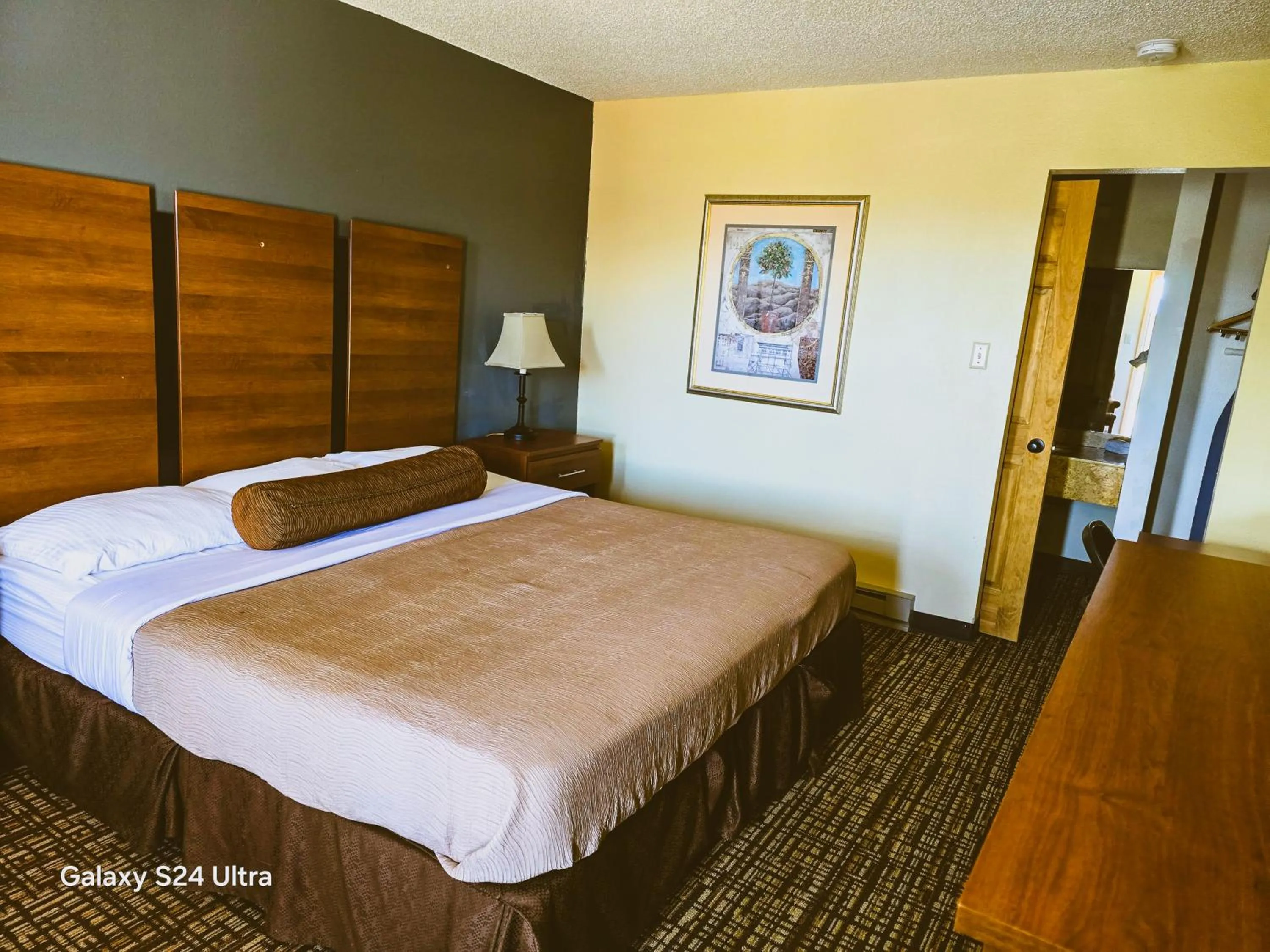 Bed in Econo Lodge Eagle Nest