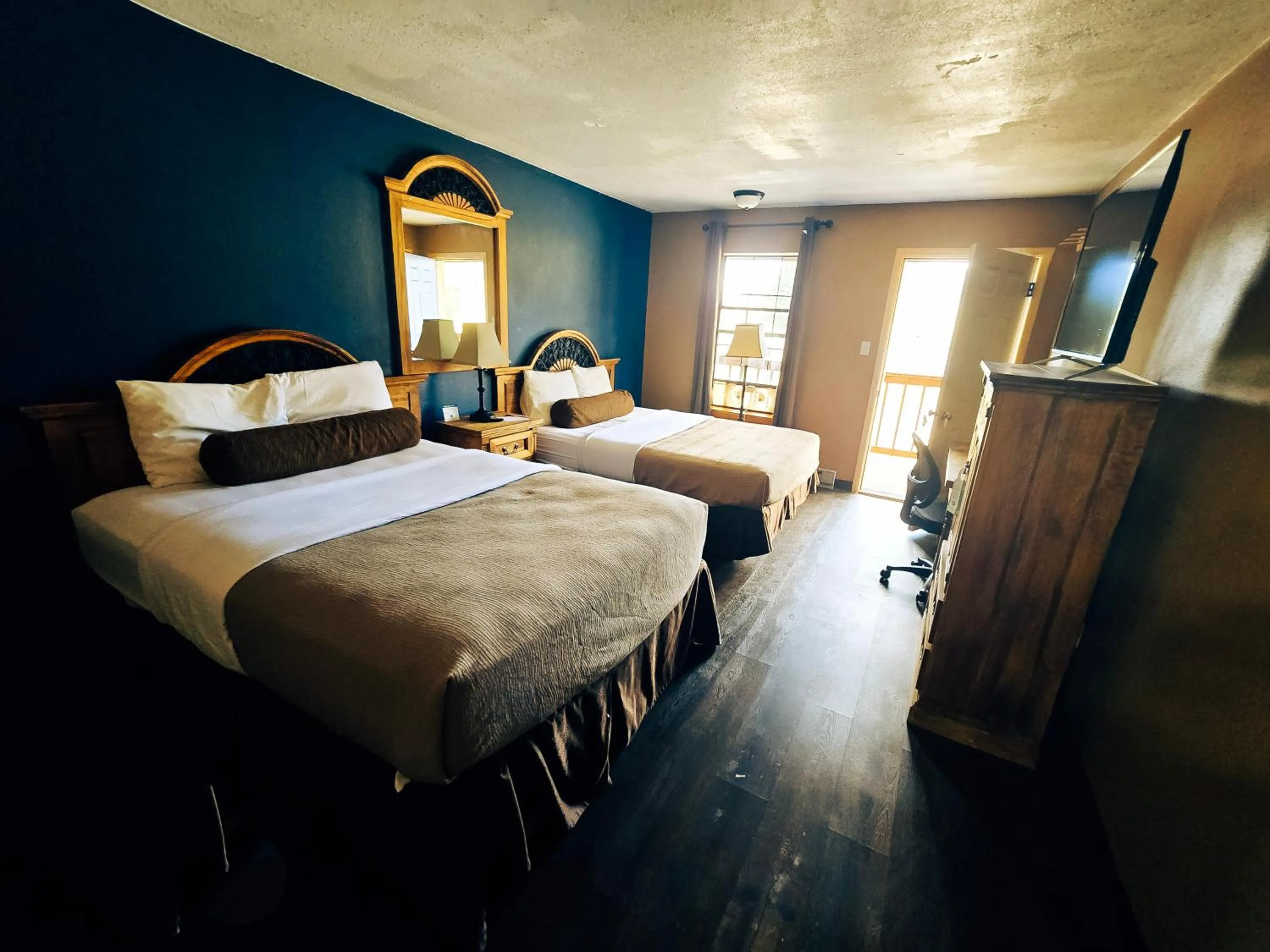 Bed in Econo Lodge Eagle Nest