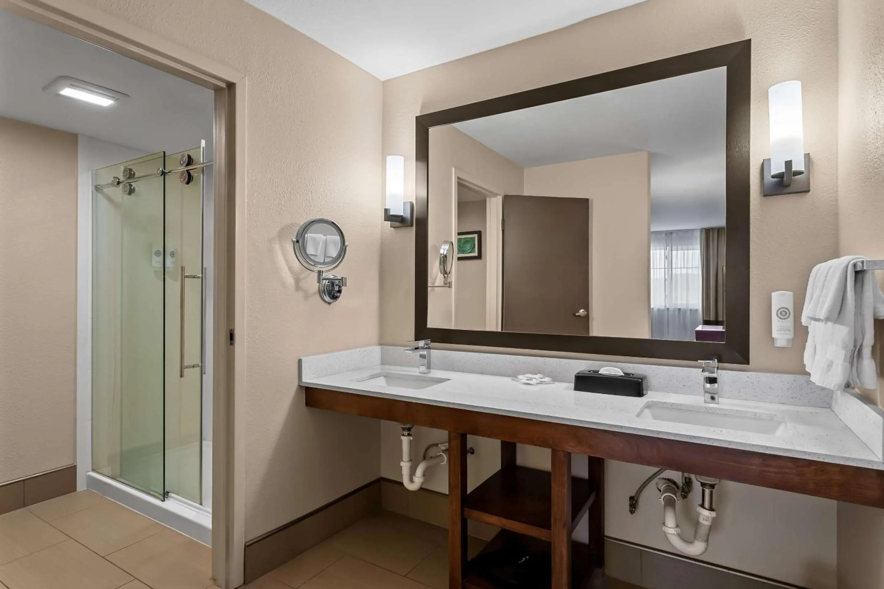 Bedroom in Comfort Inn Santa Rosa on Route 66