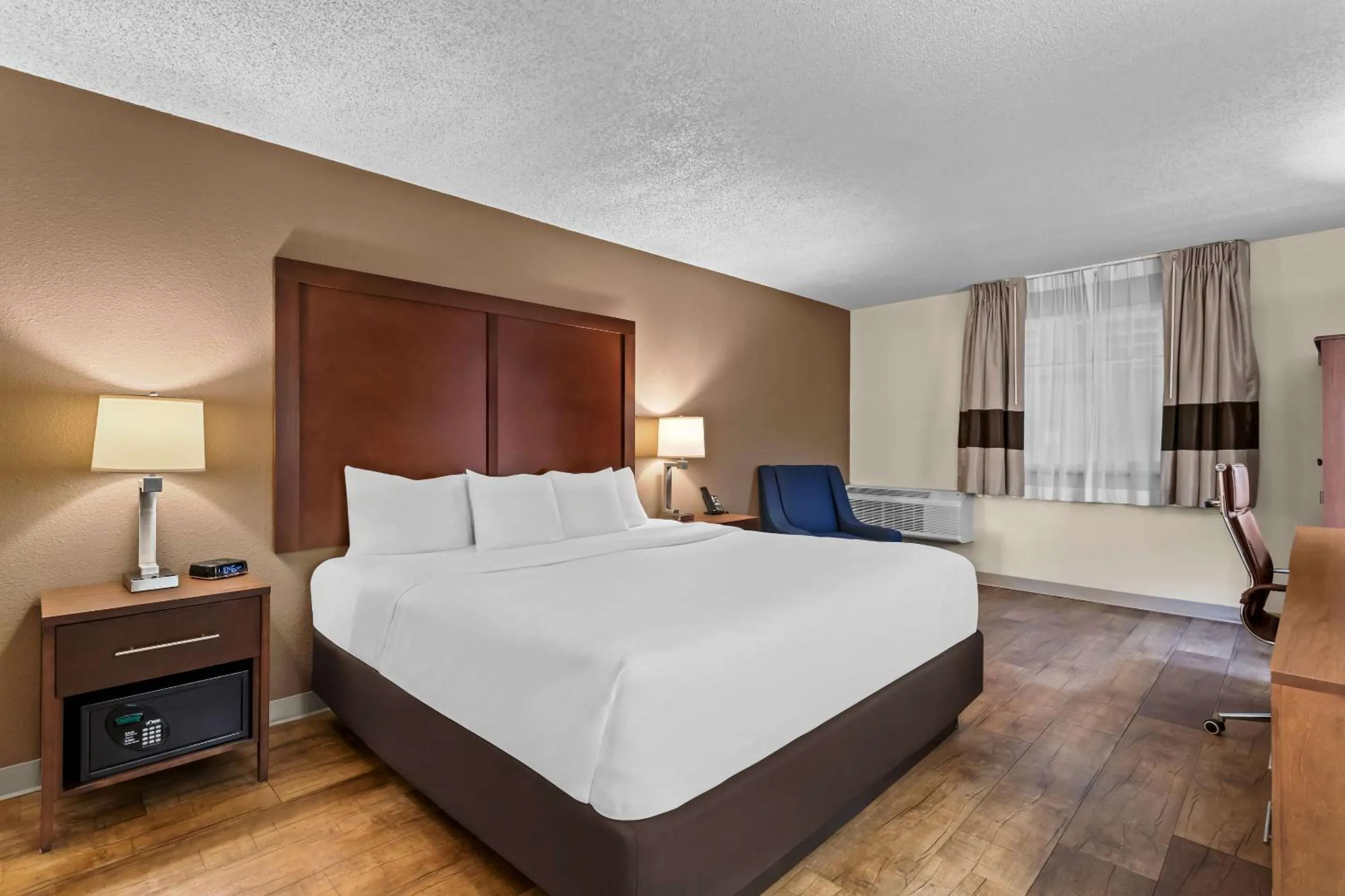 Bedroom, Bed in Comfort Inn Santa Rosa on Route 66