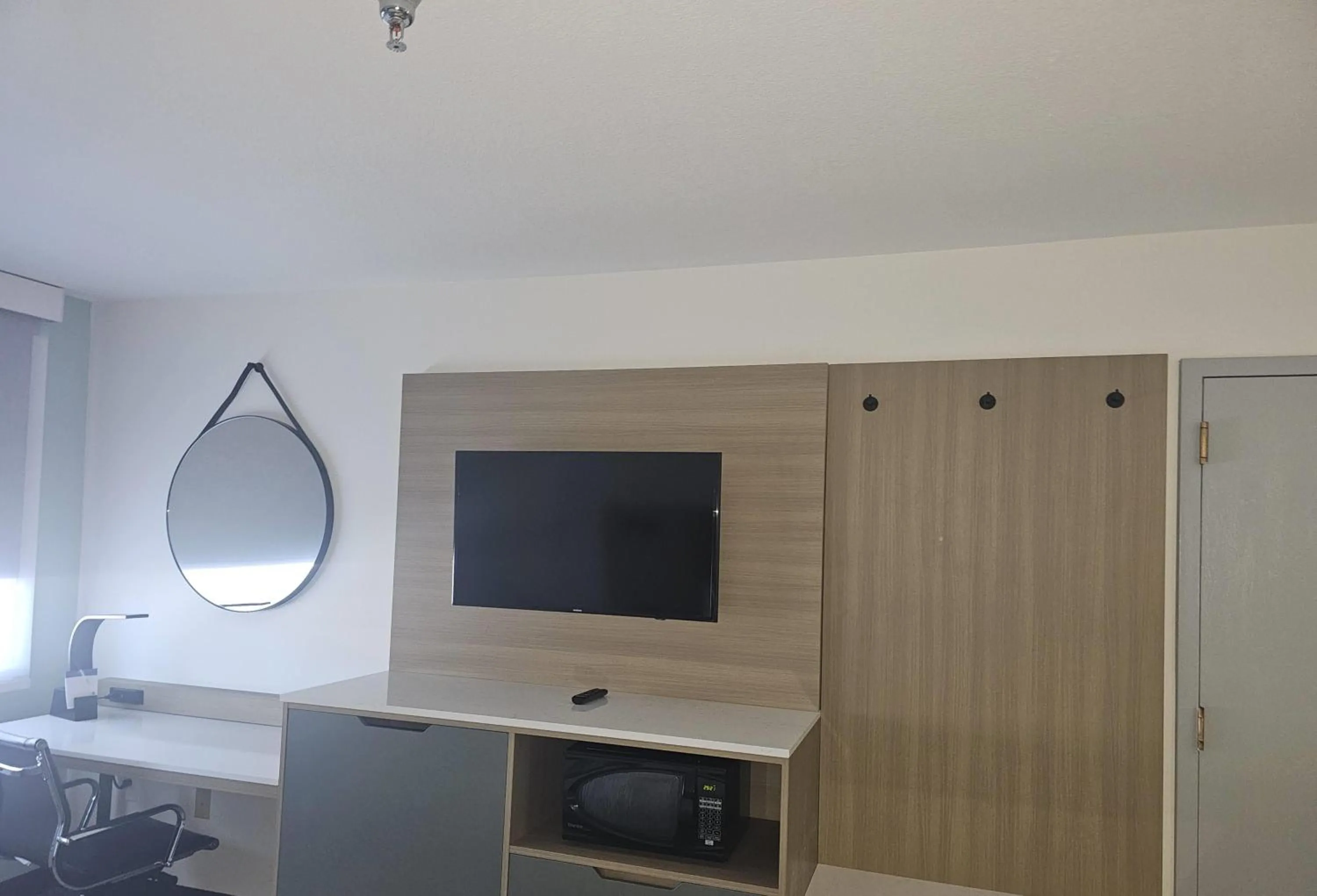 Photo of the whole room in Wingate by Wyndham Los Alamos