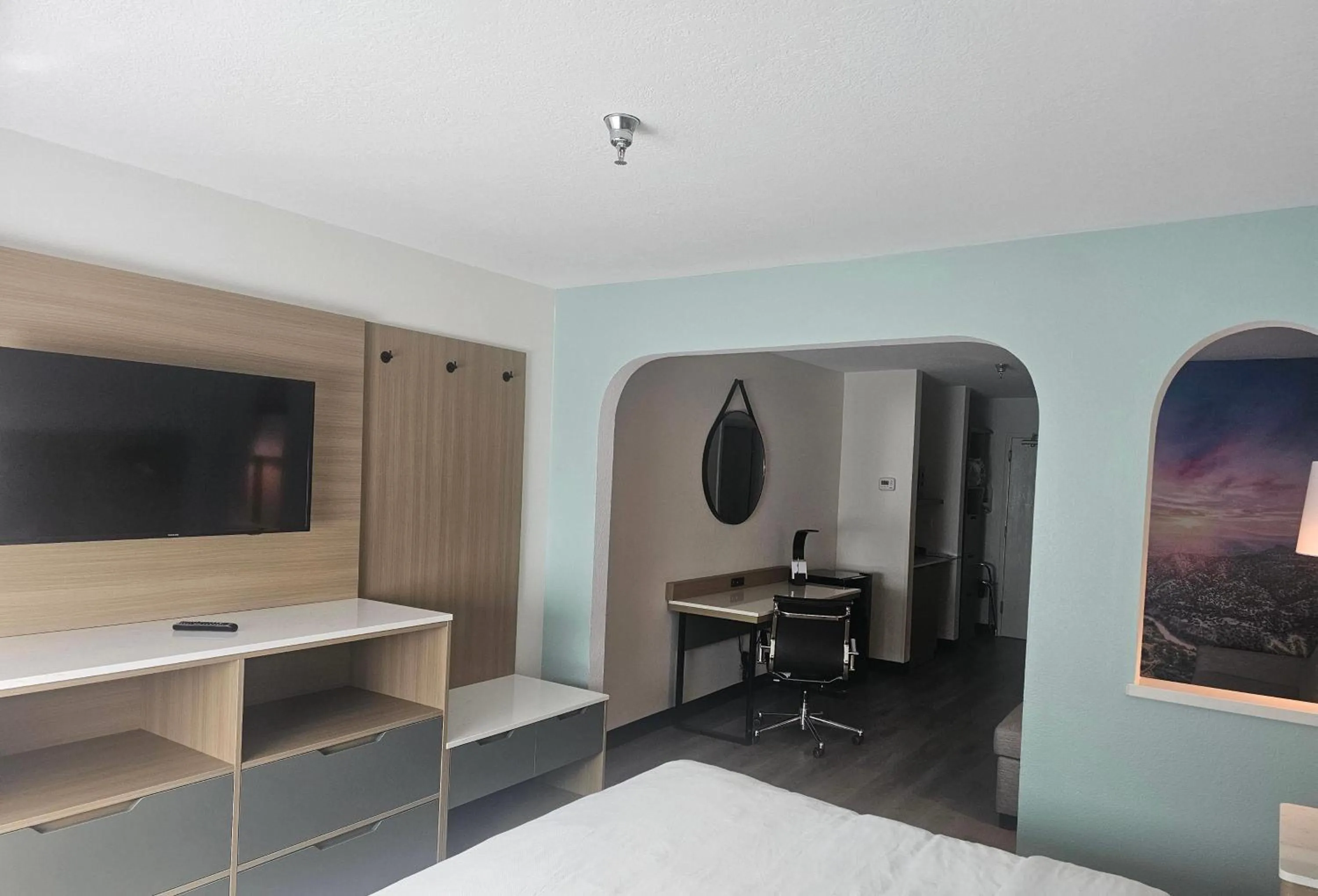 Photo of the whole room in Wingate by Wyndham Los Alamos