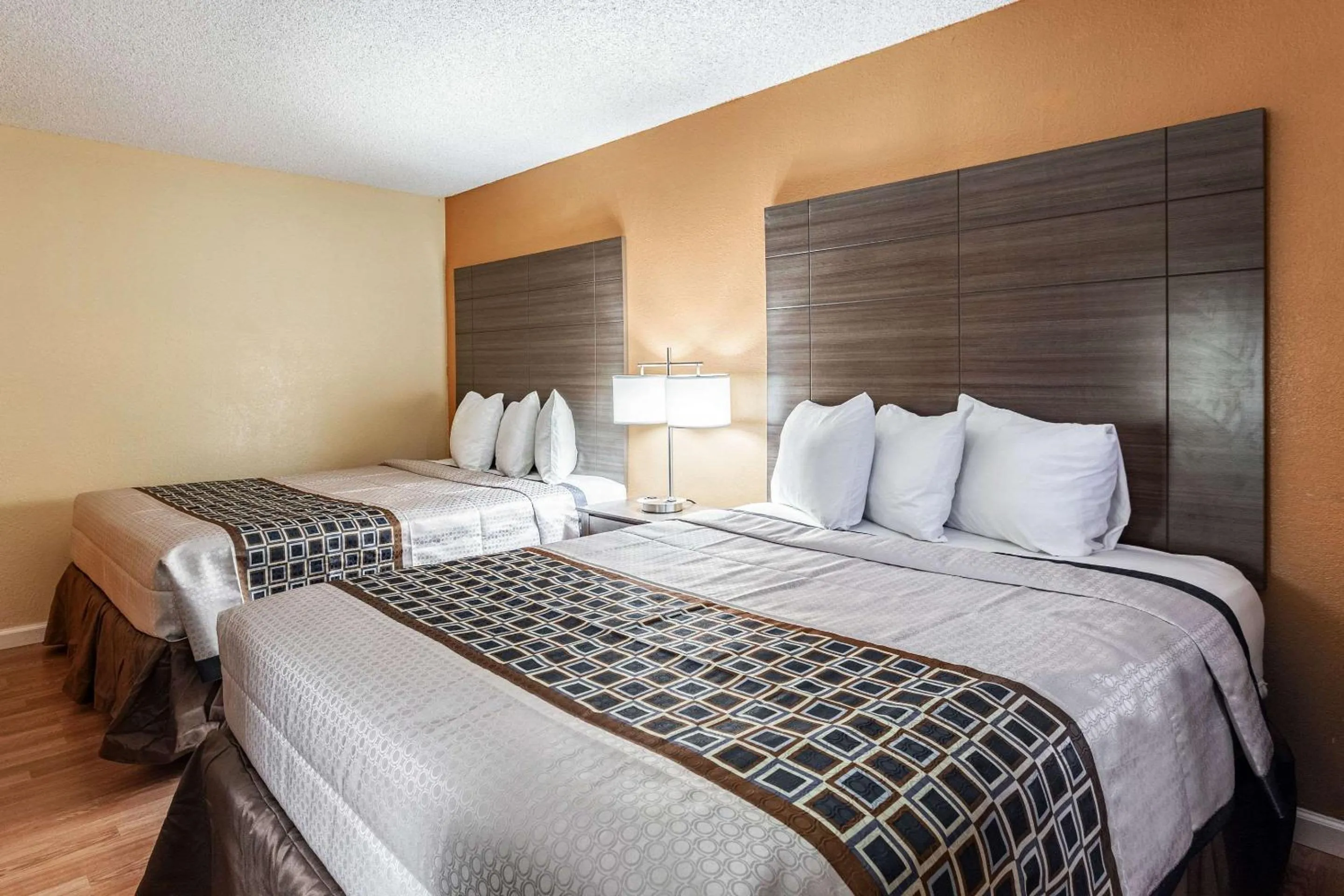 Photo of the whole room, Bed in Rodeway Inn Farmington