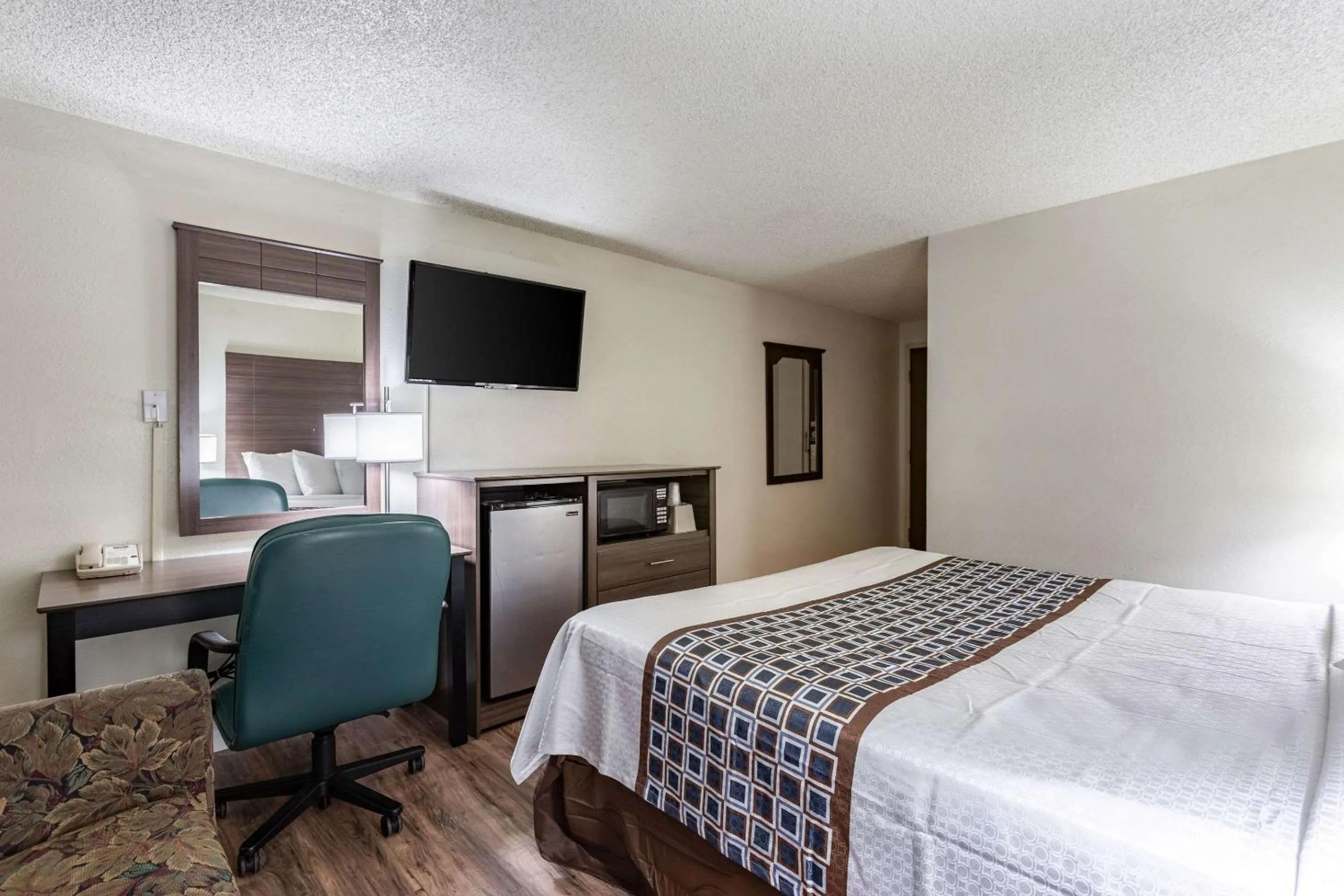 Photo of the whole room, Bed in Rodeway Inn Farmington