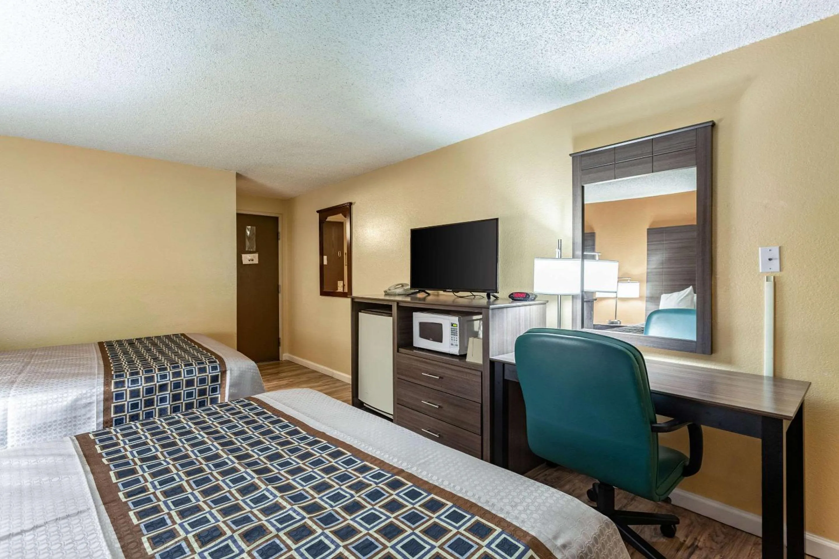 Photo of the whole room, Bed in Rodeway Inn Farmington