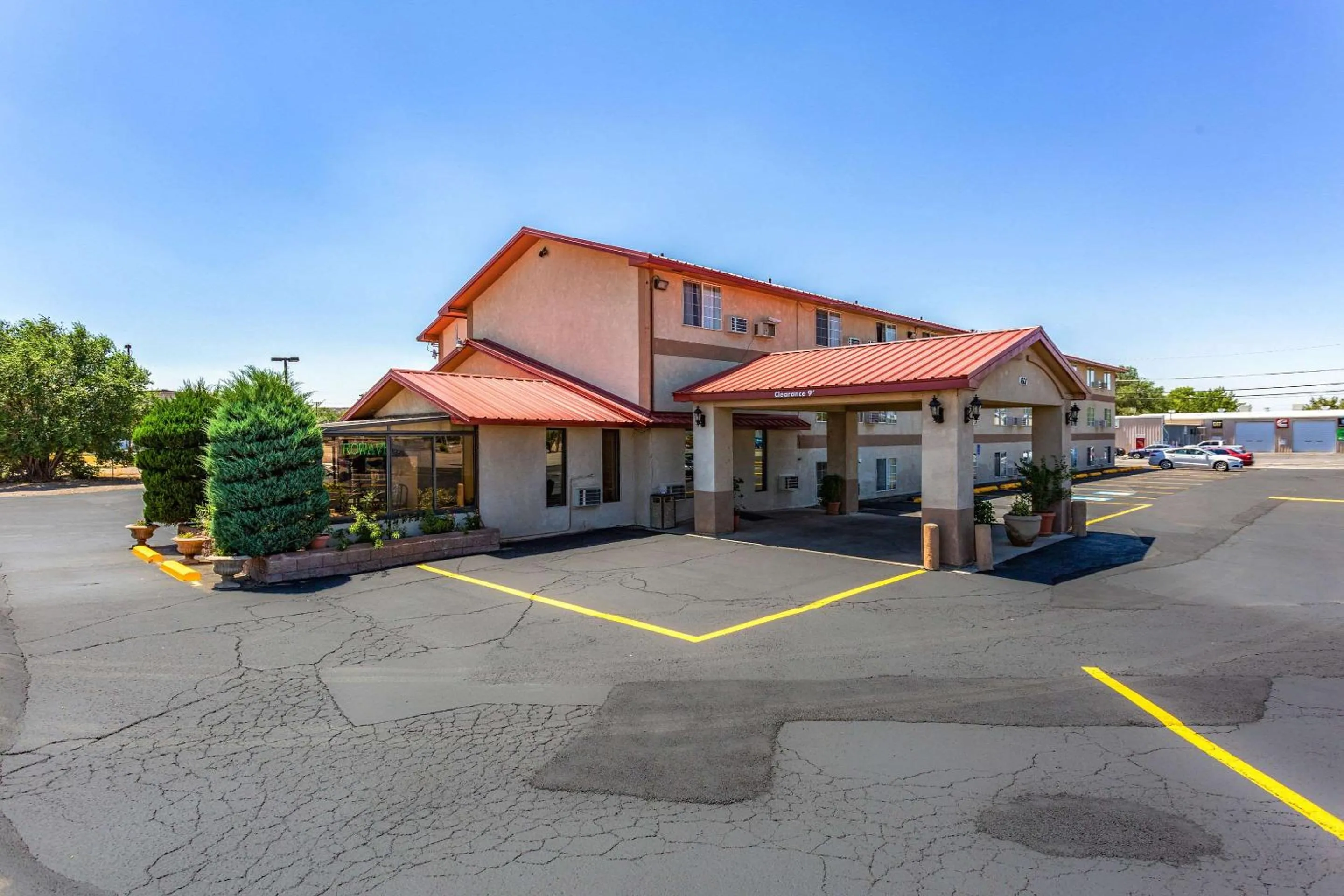 Property building in Rodeway Inn Farmington