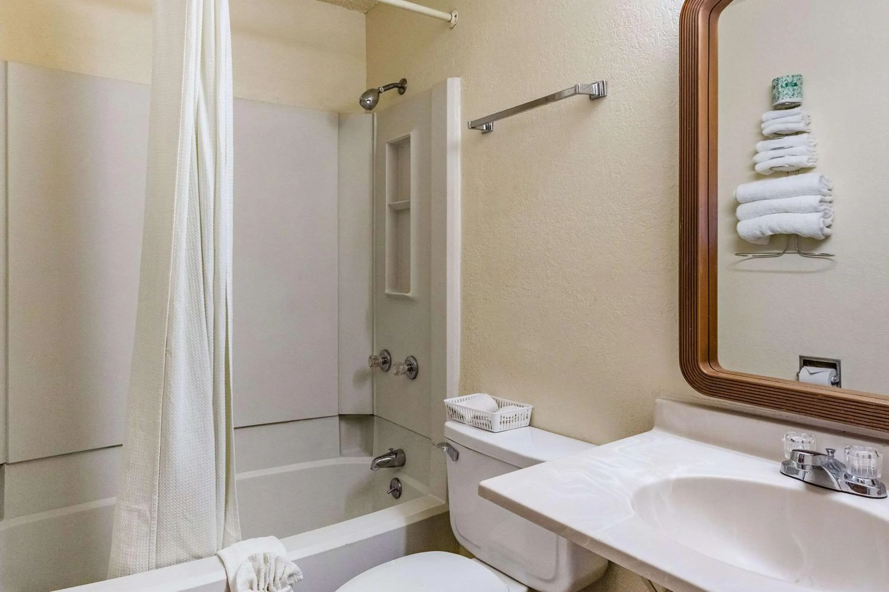 Bathroom in Rodeway Inn Farmington