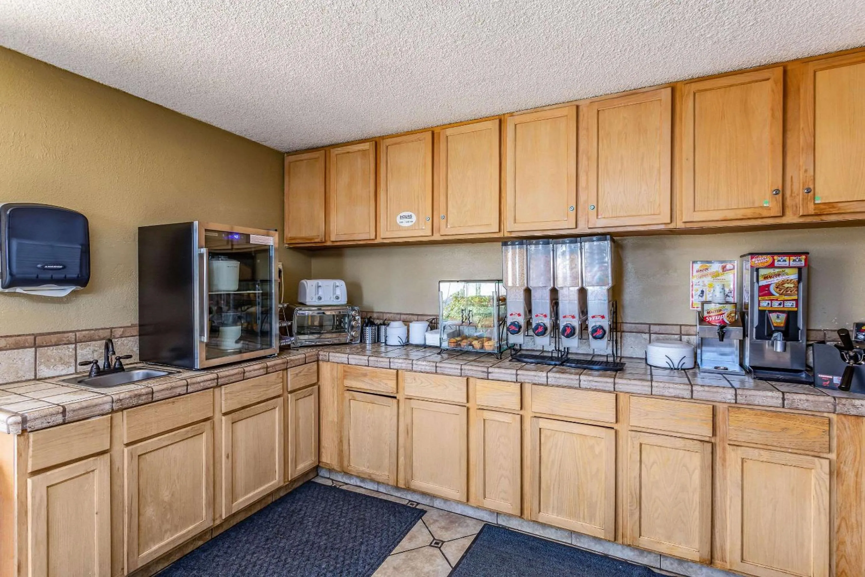 Restaurant/places to eat in Rodeway Inn Farmington