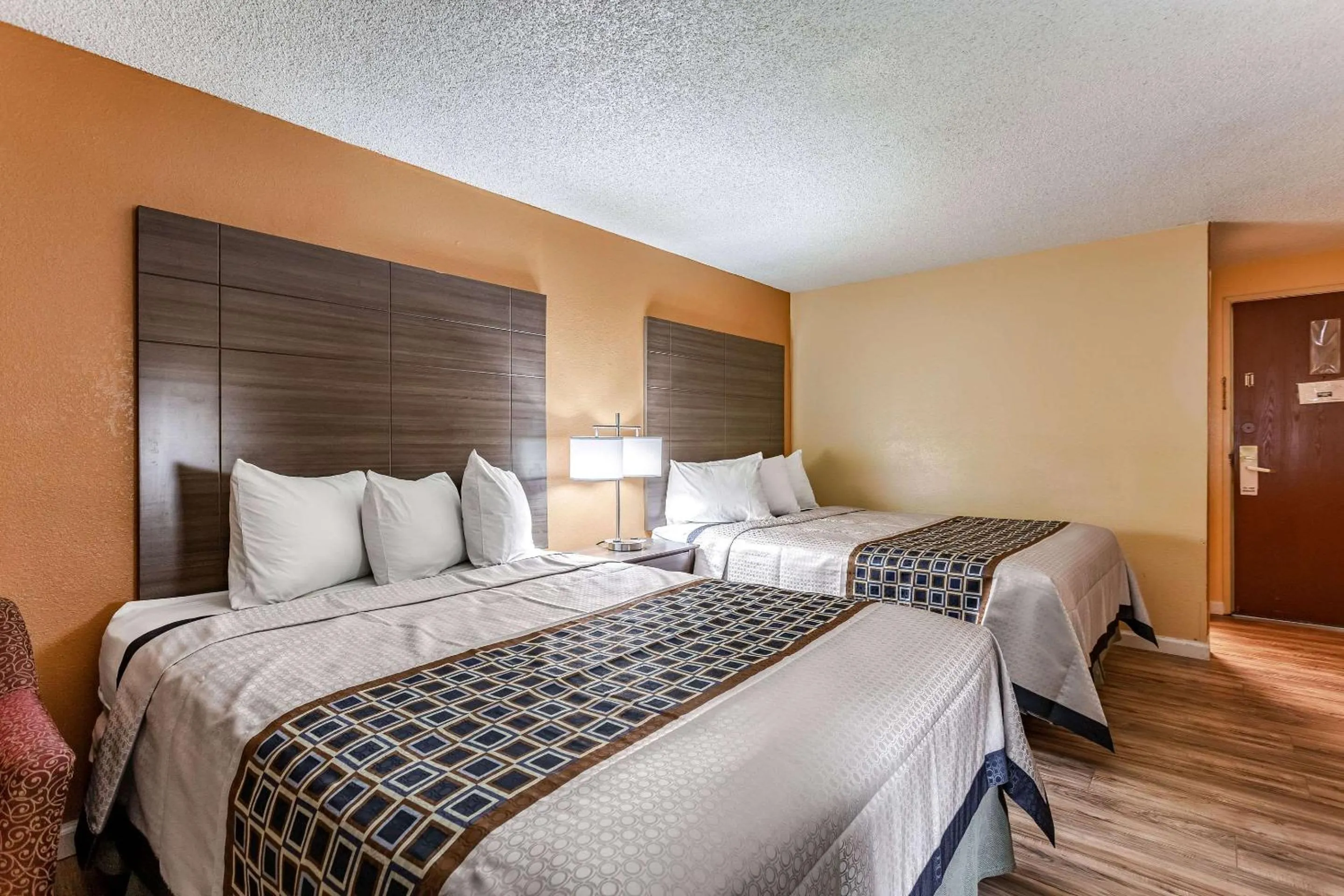 Photo of the whole room, Bed in Rodeway Inn Farmington