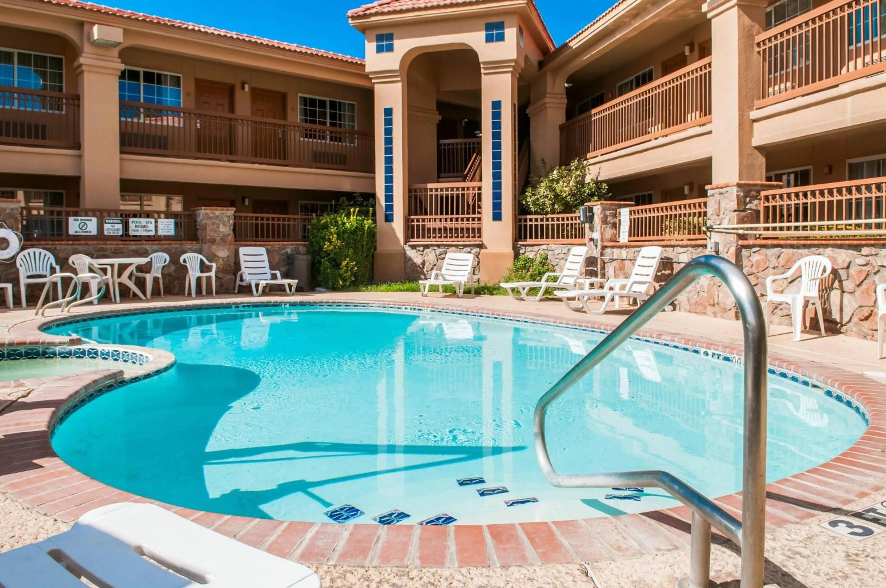 Swimming pool in Quality Inn & Suites Las Cruces - University Area