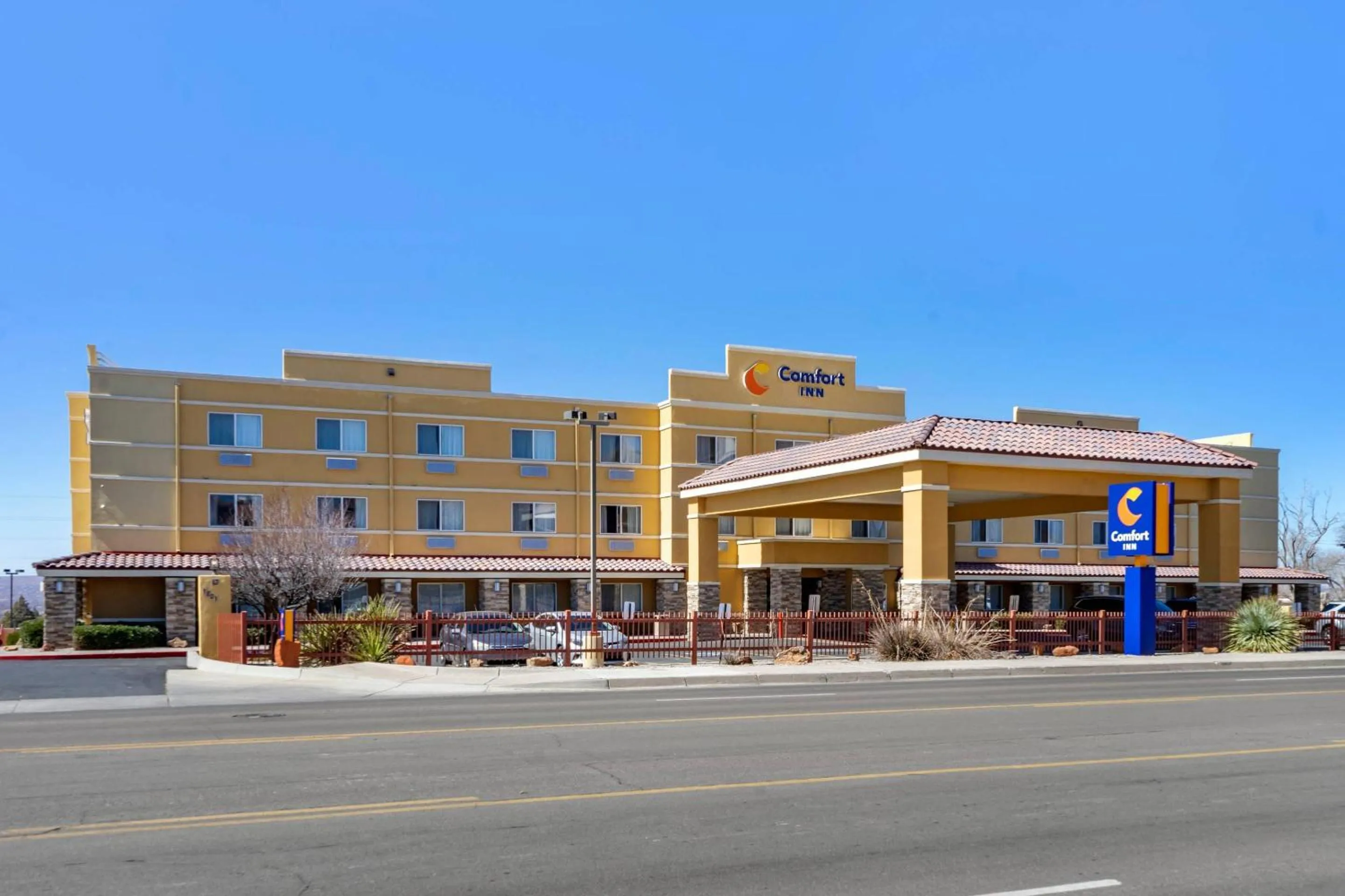 Property building in Comfort Inn Albuquerque Airport