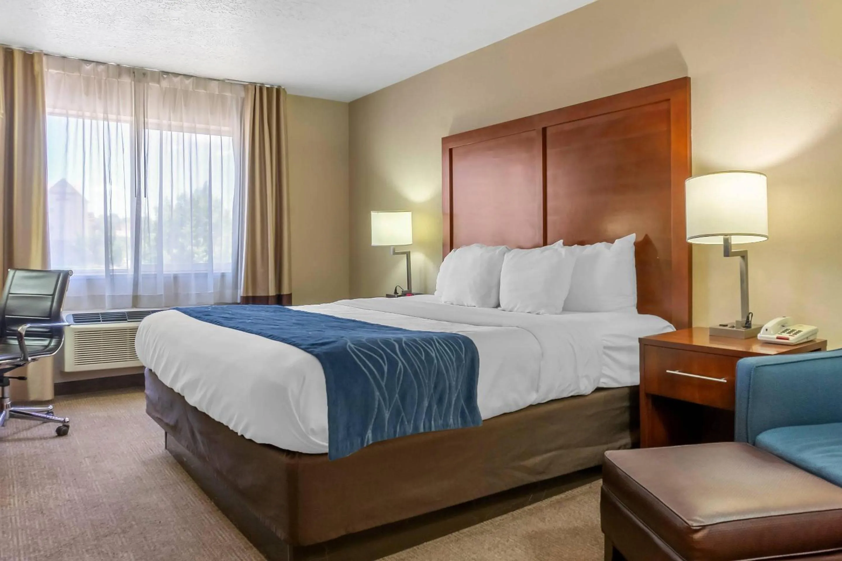 Bedroom, Bed in Comfort Inn Albuquerque Airport