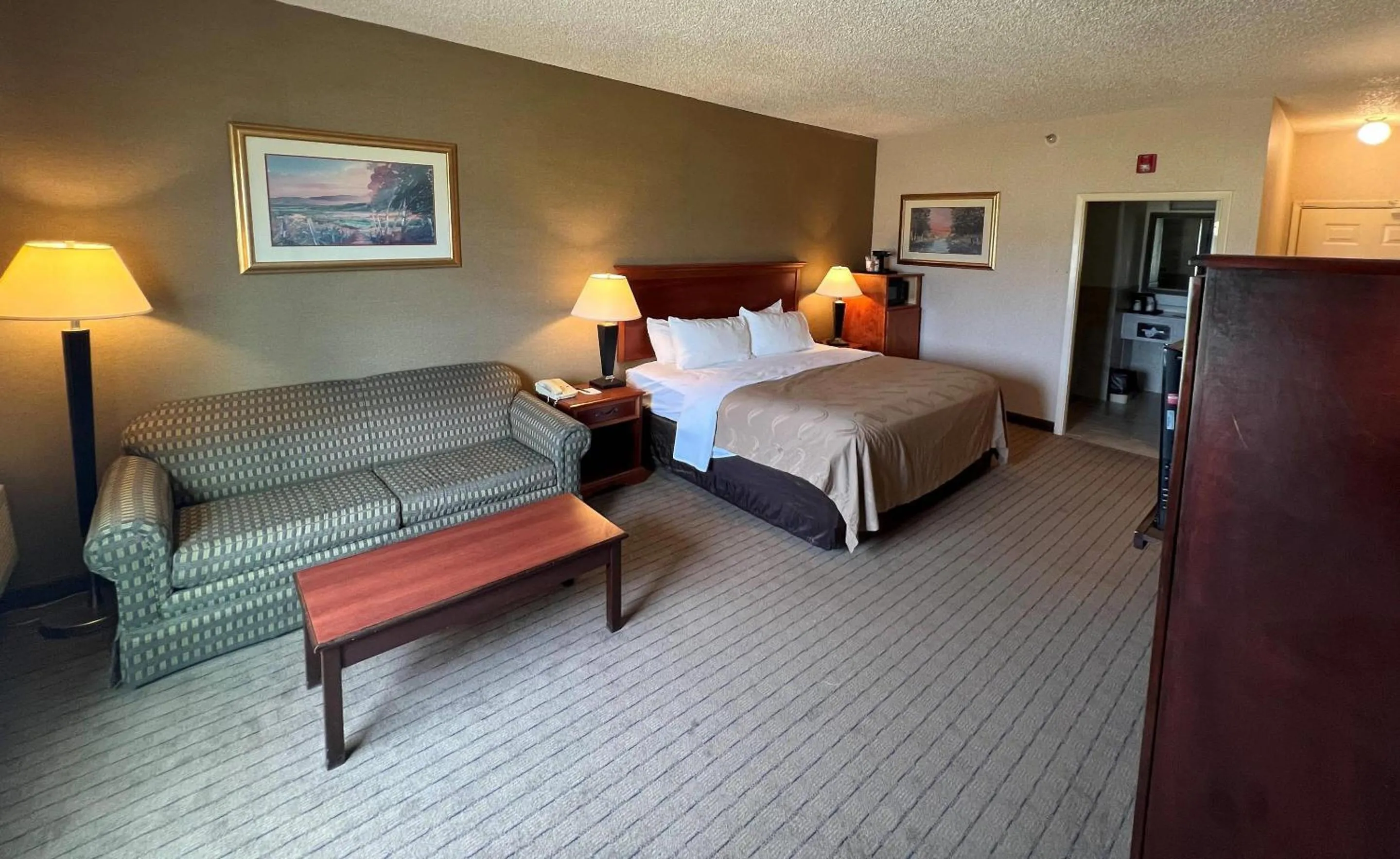 Bedroom, Bed in Quality Inn & Suites Grants - I-40