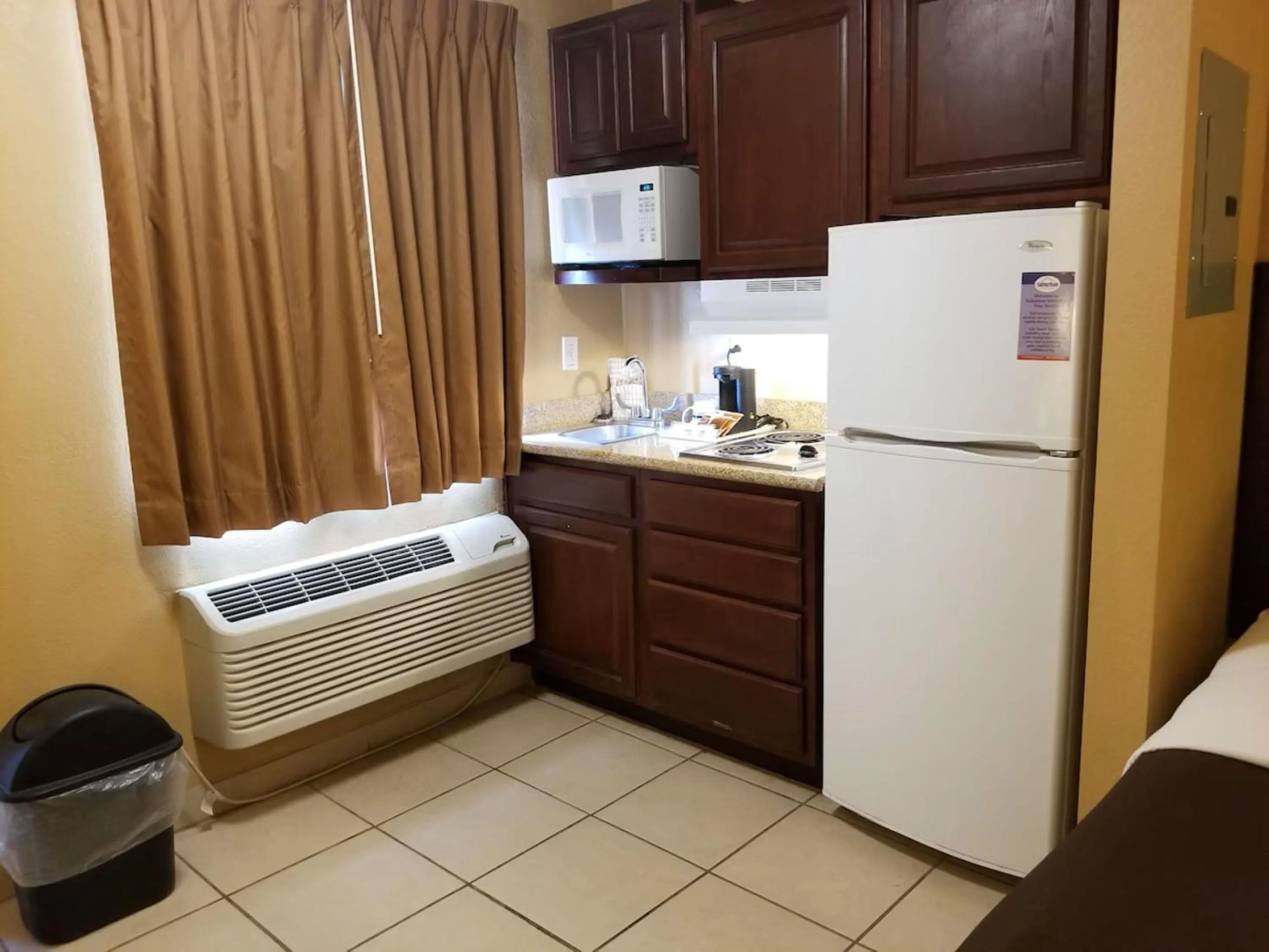 Kitchen or kitchenette, Bed in Suburban Studios Alamogordo