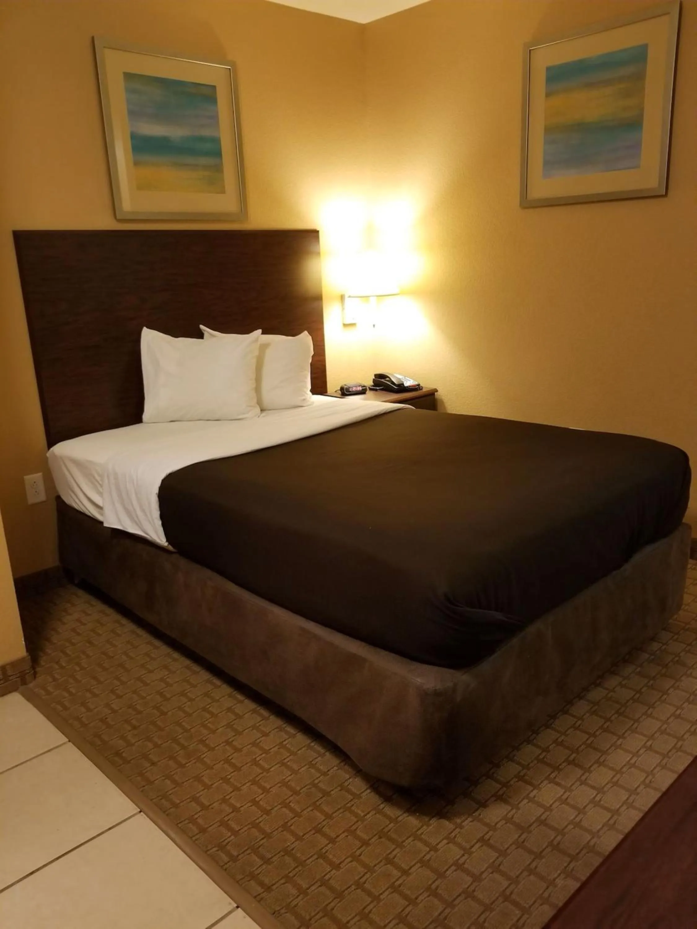 Bed in Suburban Studios Alamogordo