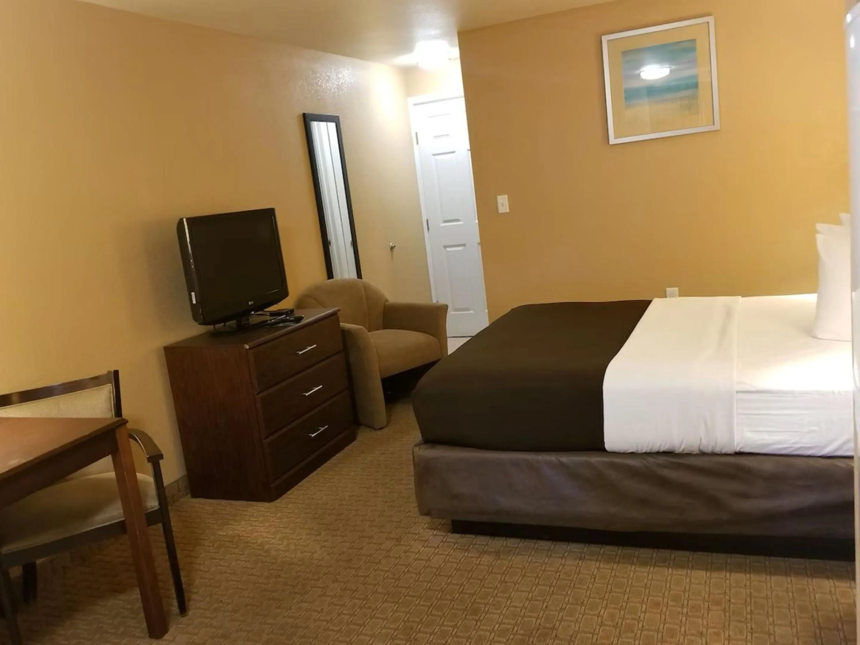 Bedroom, Bed in Suburban Studios Alamogordo