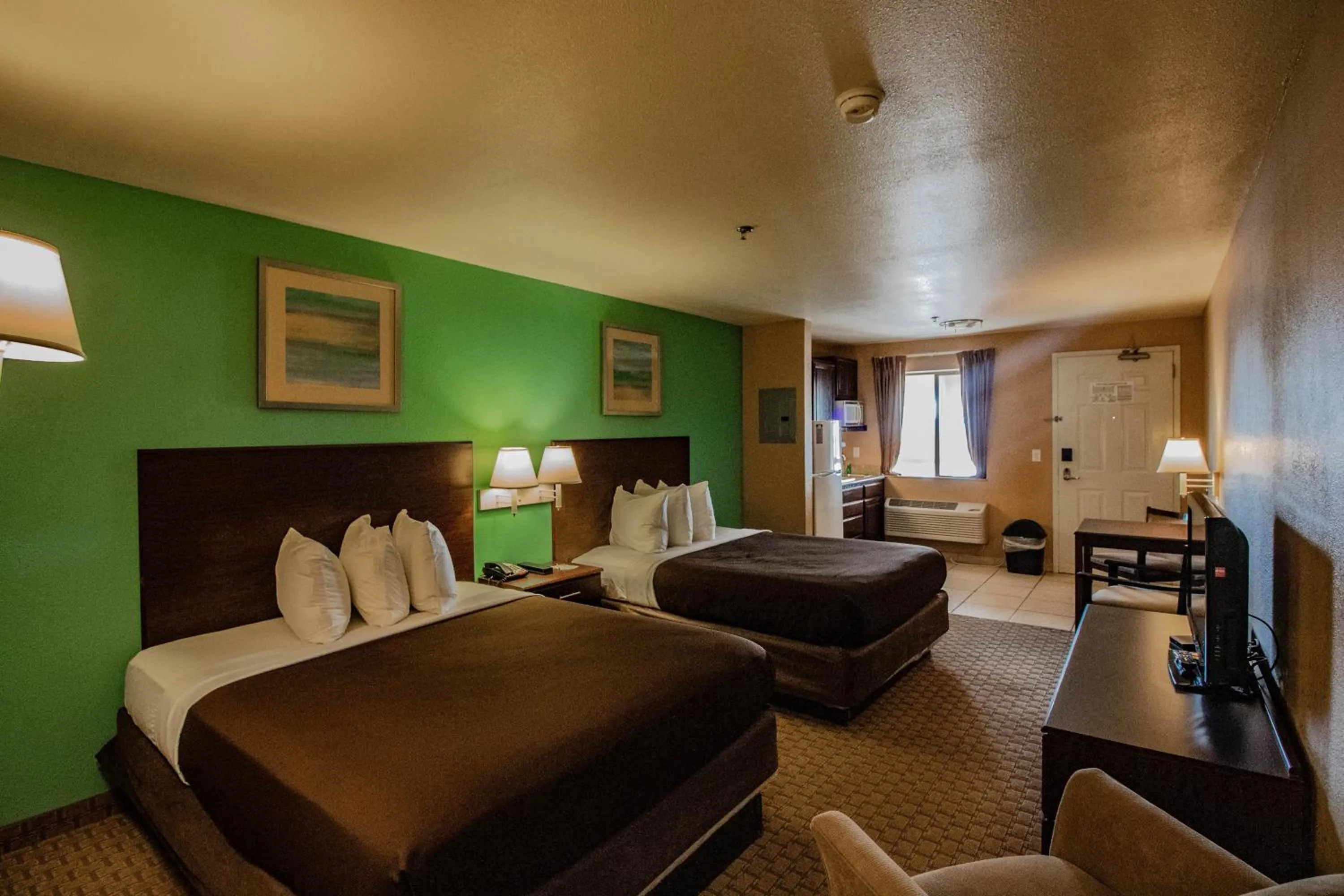 Photo of the whole room, Bed in Suburban Studios Alamogordo