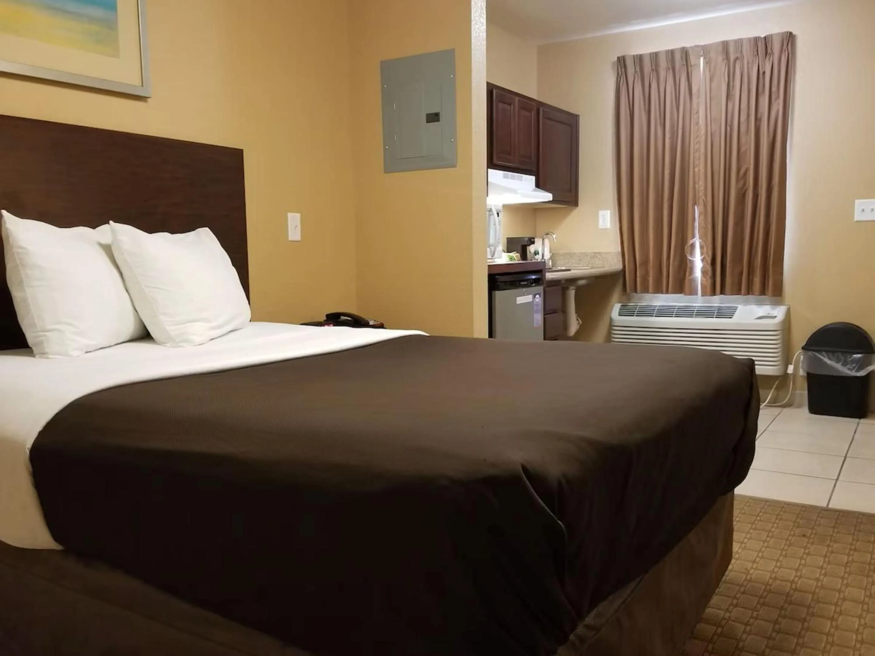 Bedroom, Bed in Suburban Studios Alamogordo