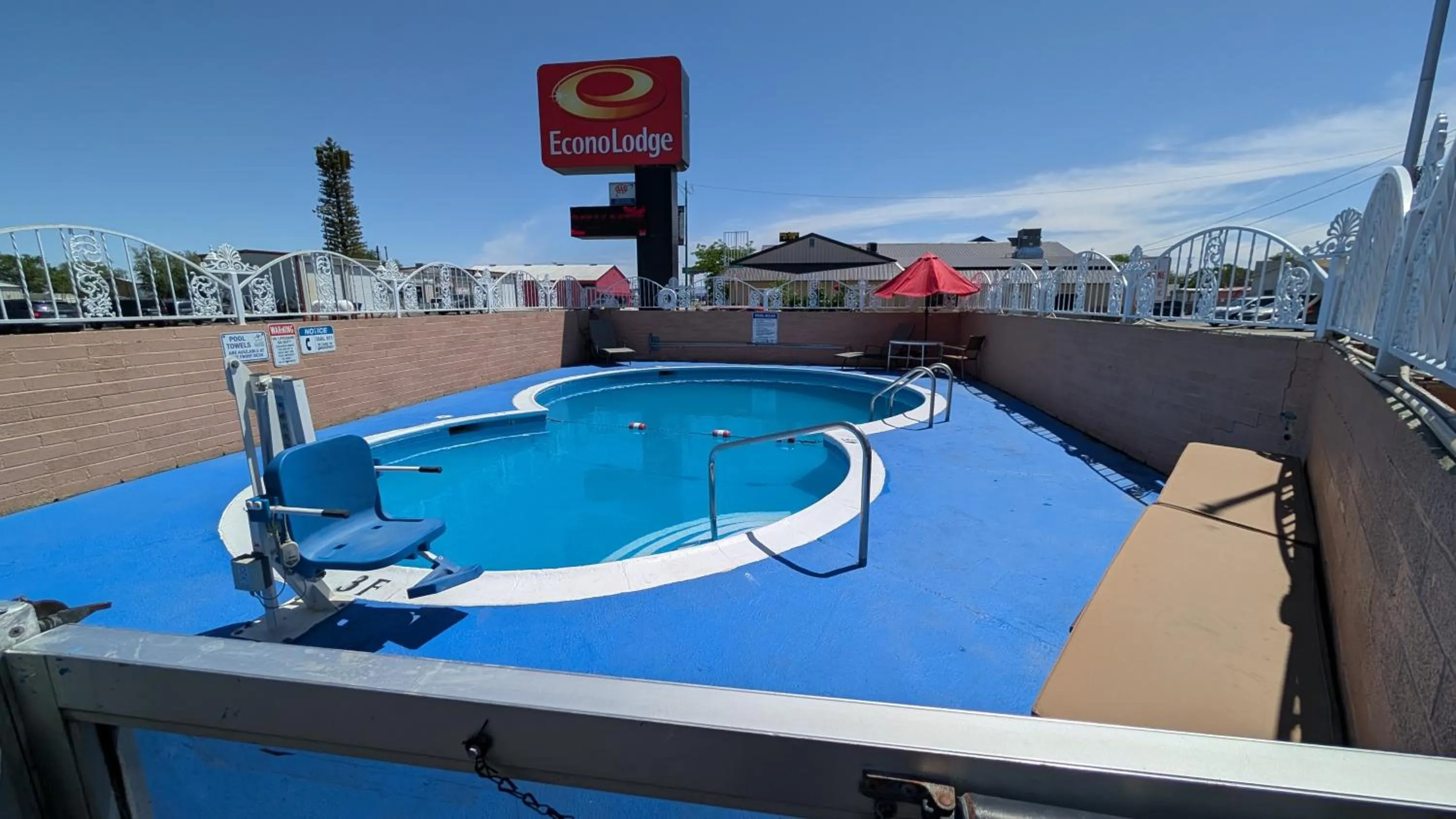 Swimming pool in Econo Lodge Fallon Naval Air Station Area