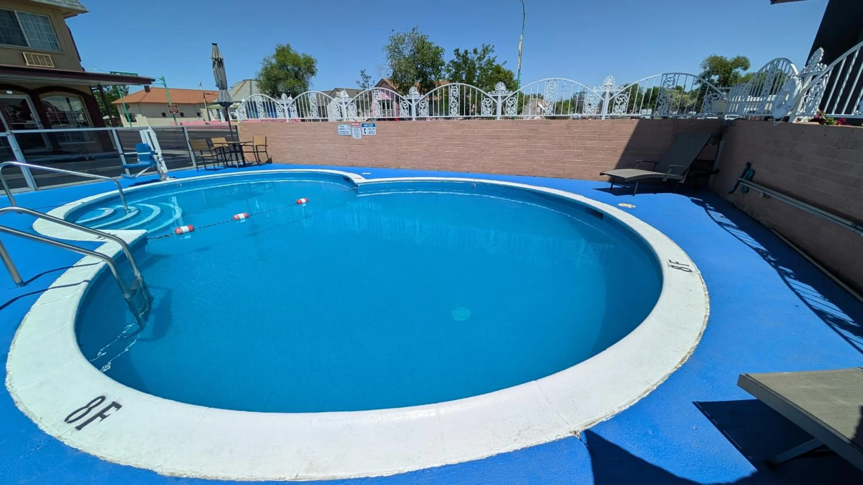 Swimming pool in Econo Lodge Fallon Naval Air Station Area