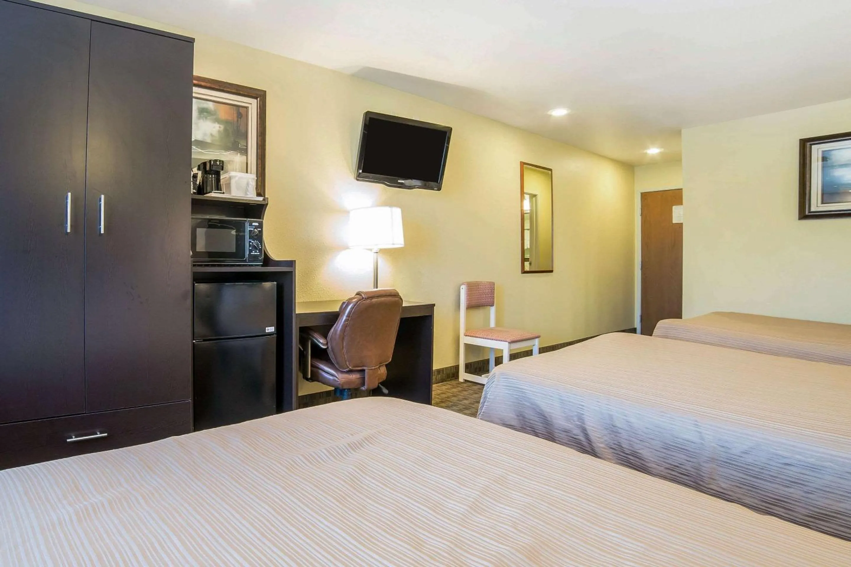 Photo of the whole room, Bed in Quality Inn & Suites Elko