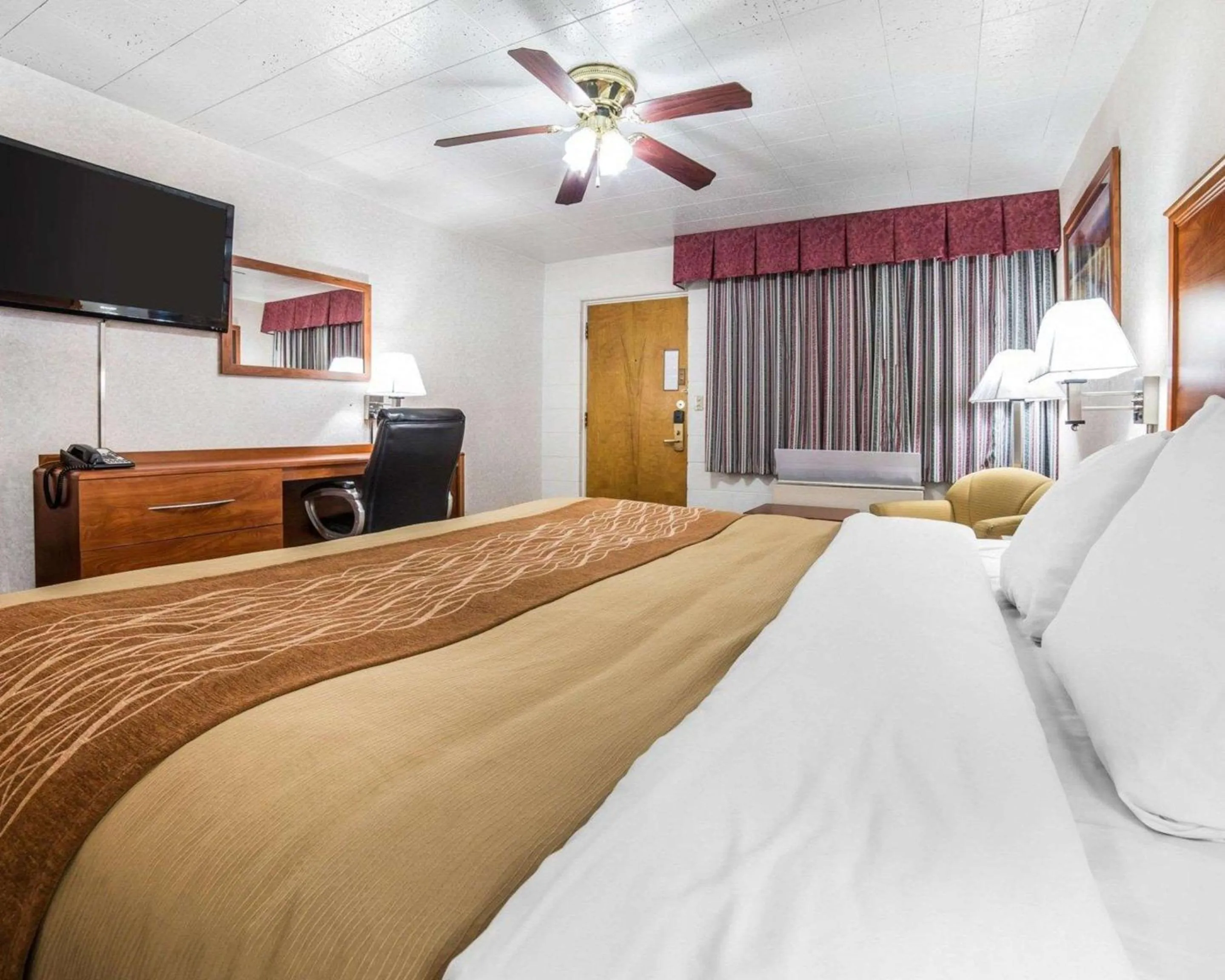 Photo of the whole room, Bed in Rodeway Inn Elko Downtown Area
