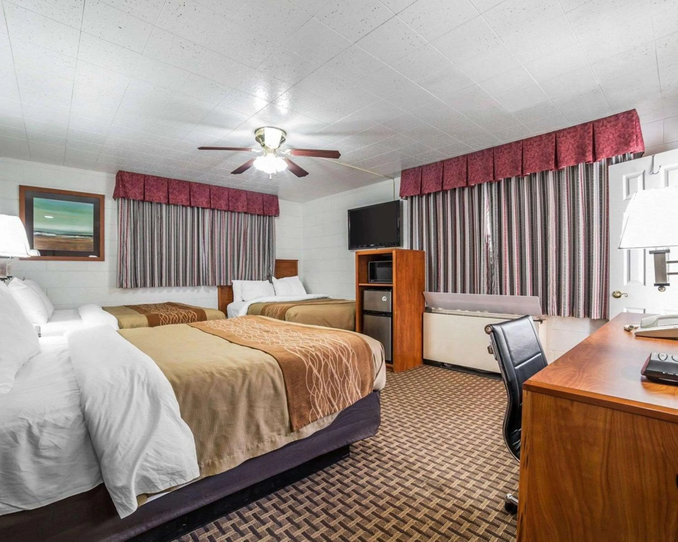Photo of the whole room, Bed in Rodeway Inn Elko Downtown Area