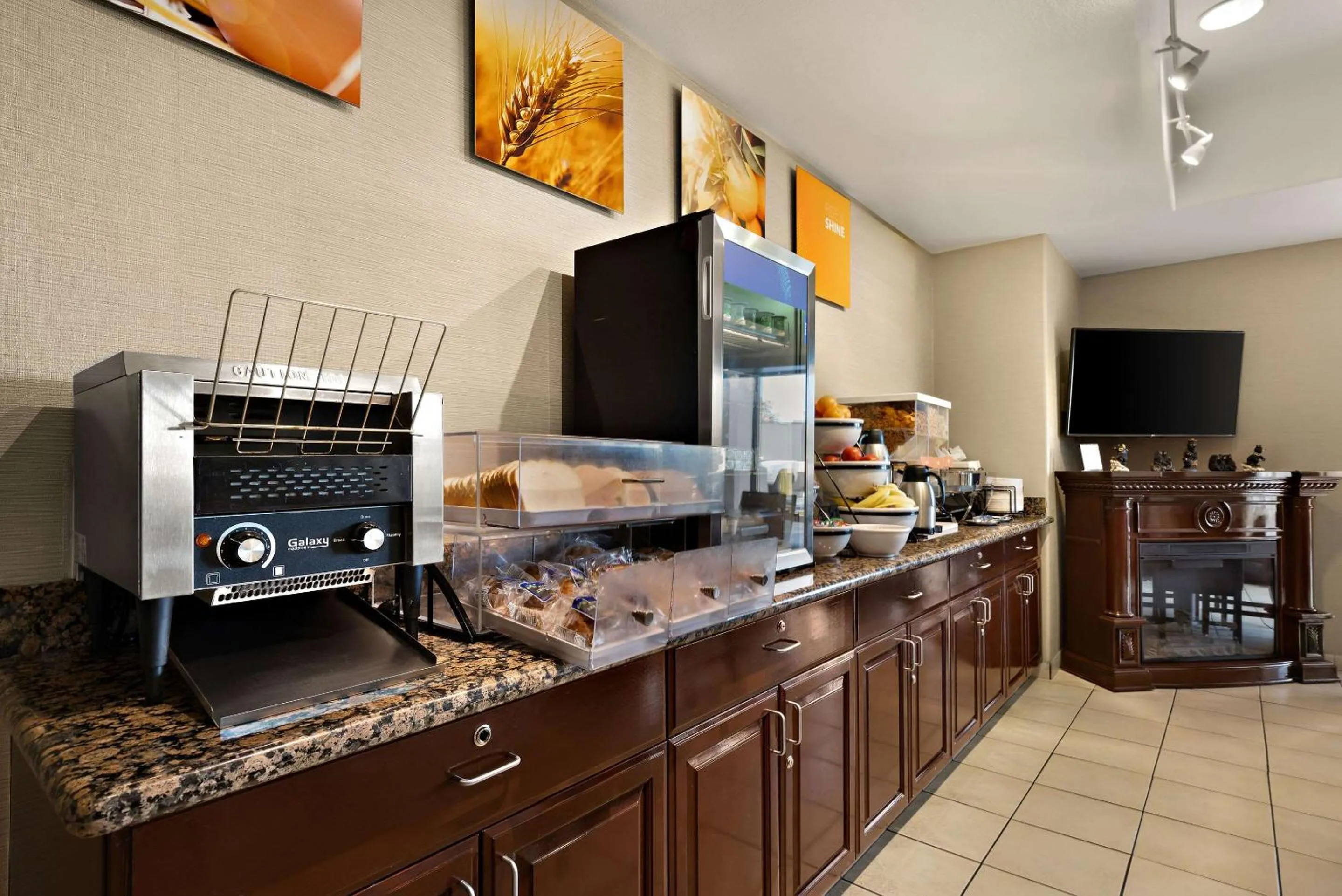 Breakfast in Comfort Inn & Suites Airport Convention Center