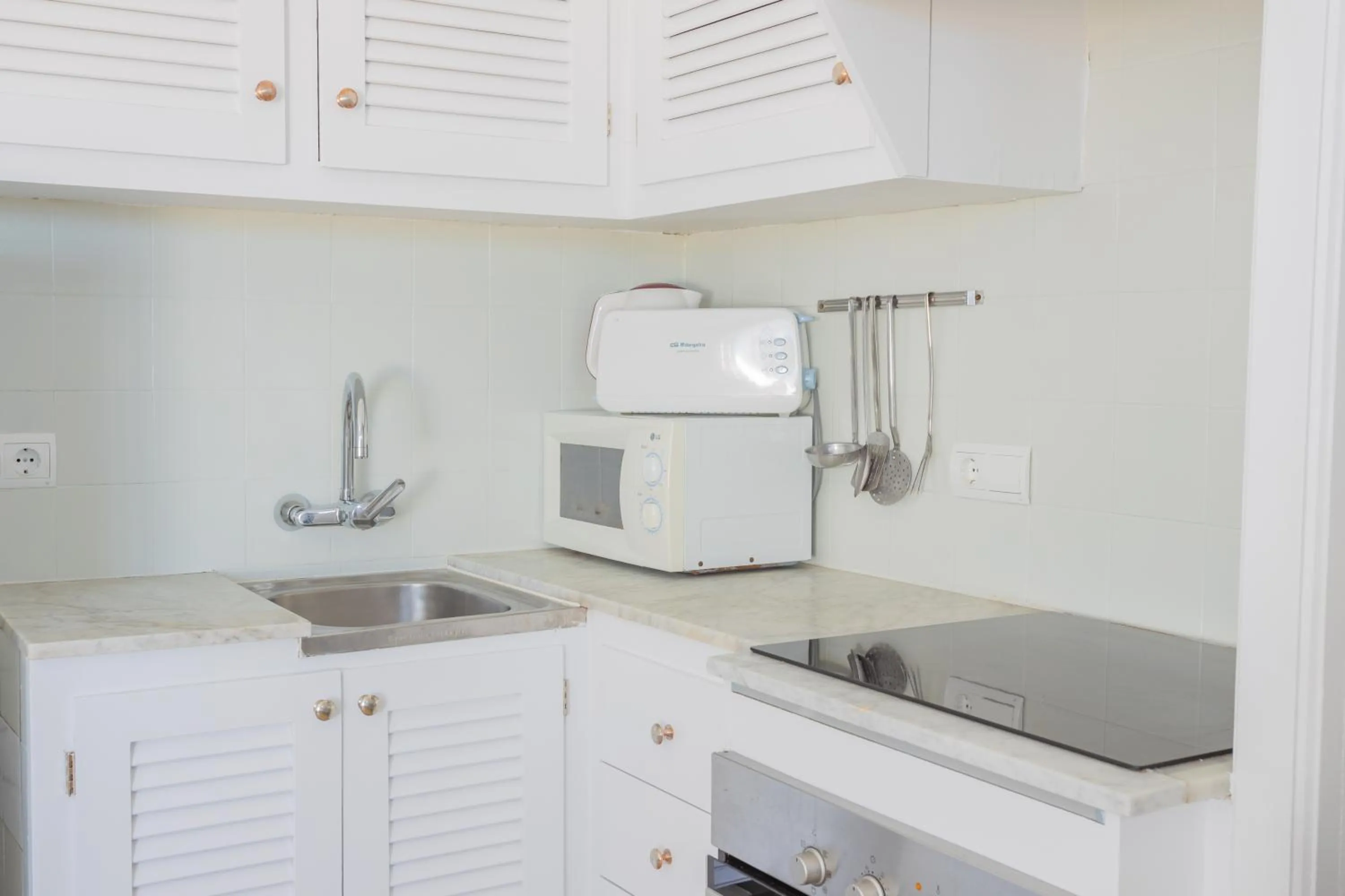 Kitchen or kitchenette in Apartamentos Son Bou Gardens By MENORCARENTALS