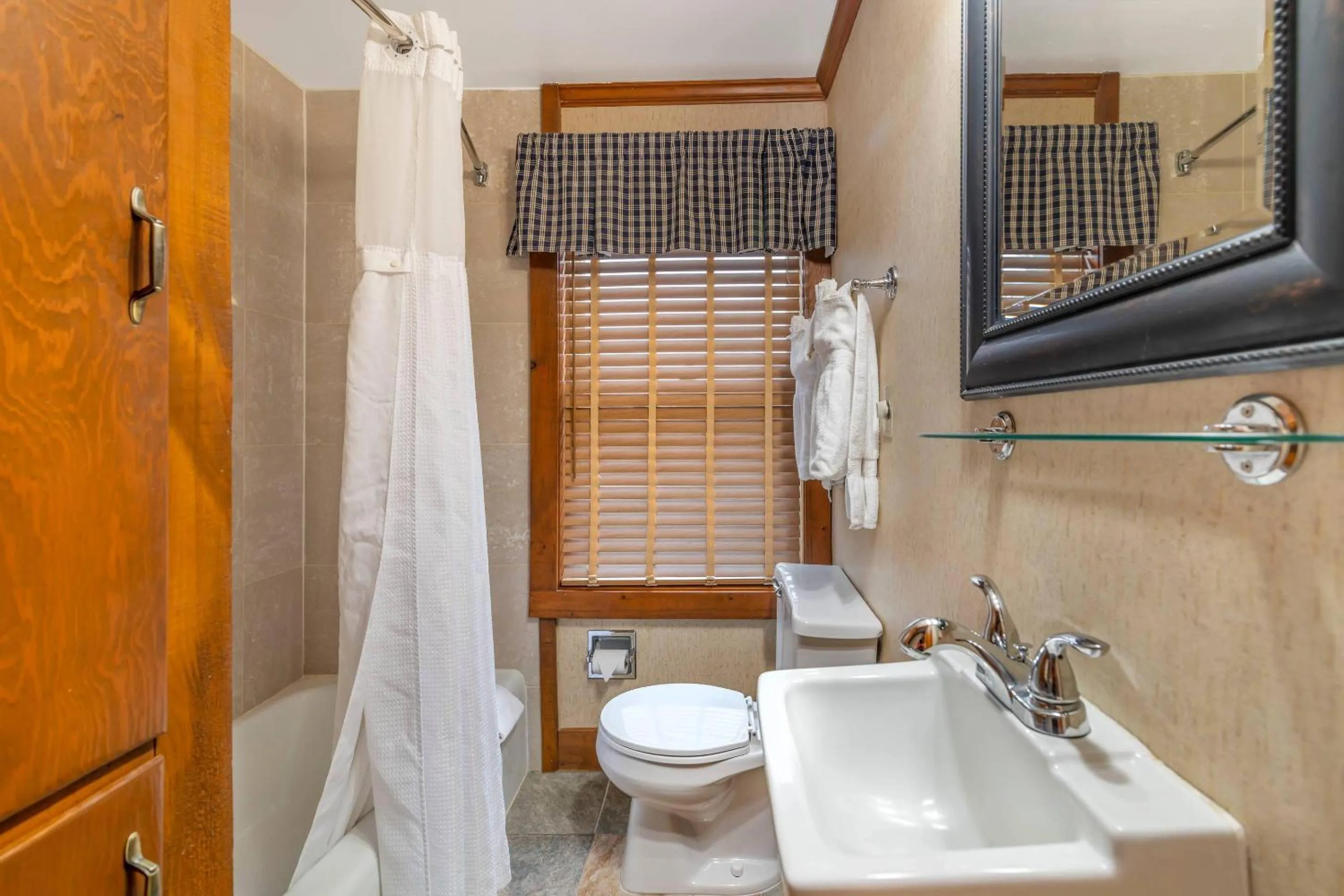 Bedroom in The Inn at Gran View Ogdensburg, an Ascend Collection Hotel