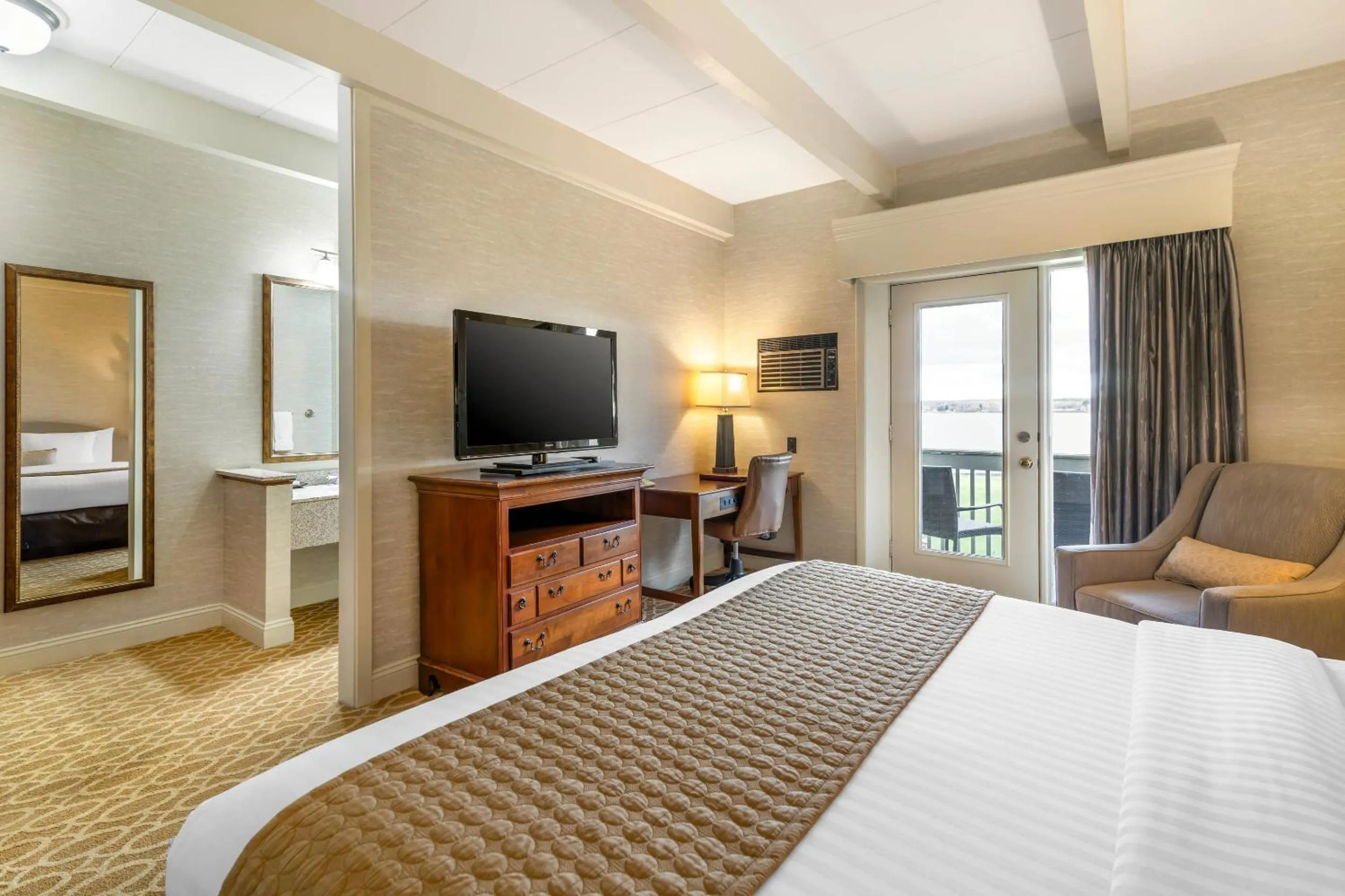 Bedroom, Bed in The Inn at Gran View Ogdensburg, an Ascend Collection Hotel