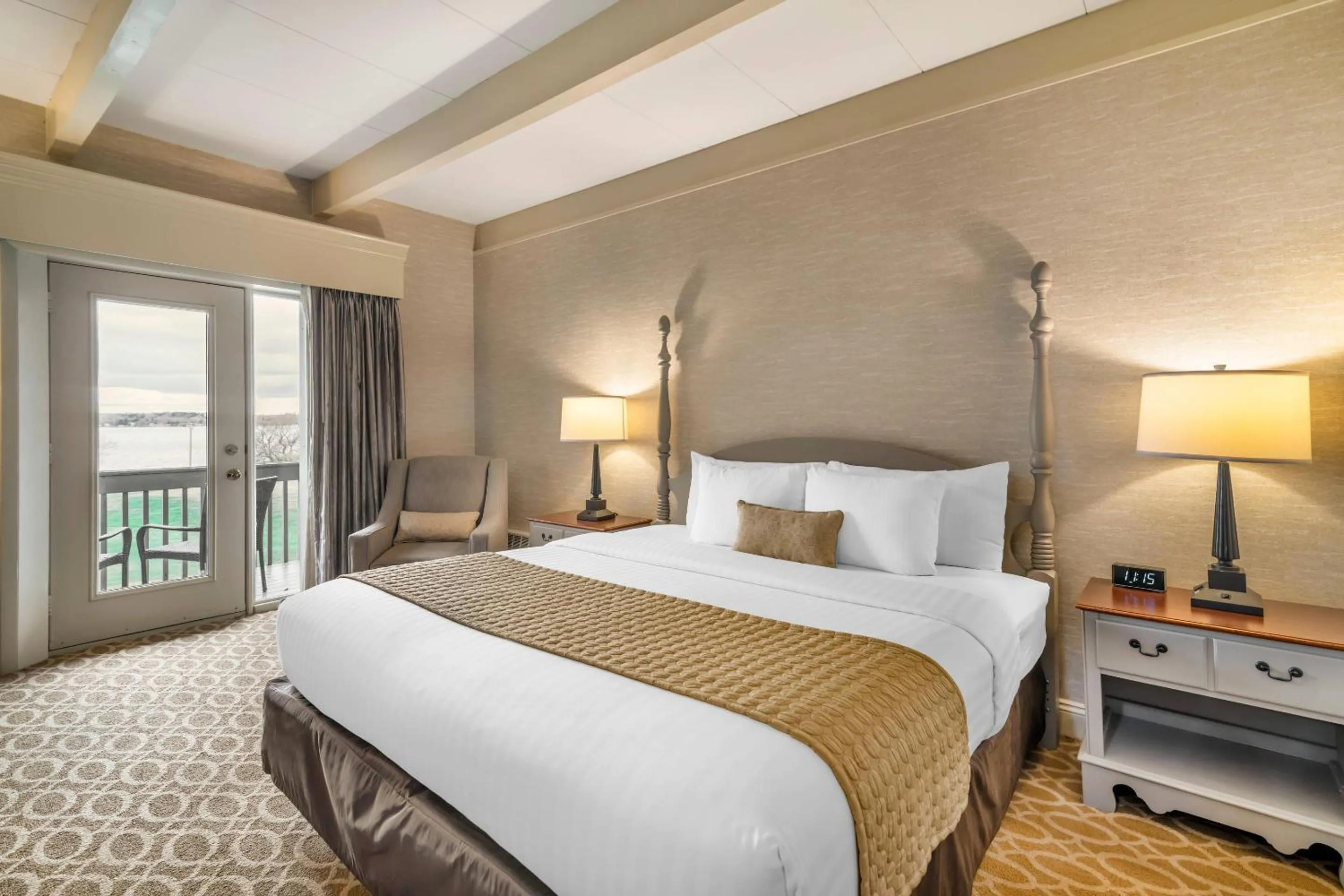 Bedroom, Bed in The Inn at Gran View Ogdensburg, an Ascend Collection Hotel