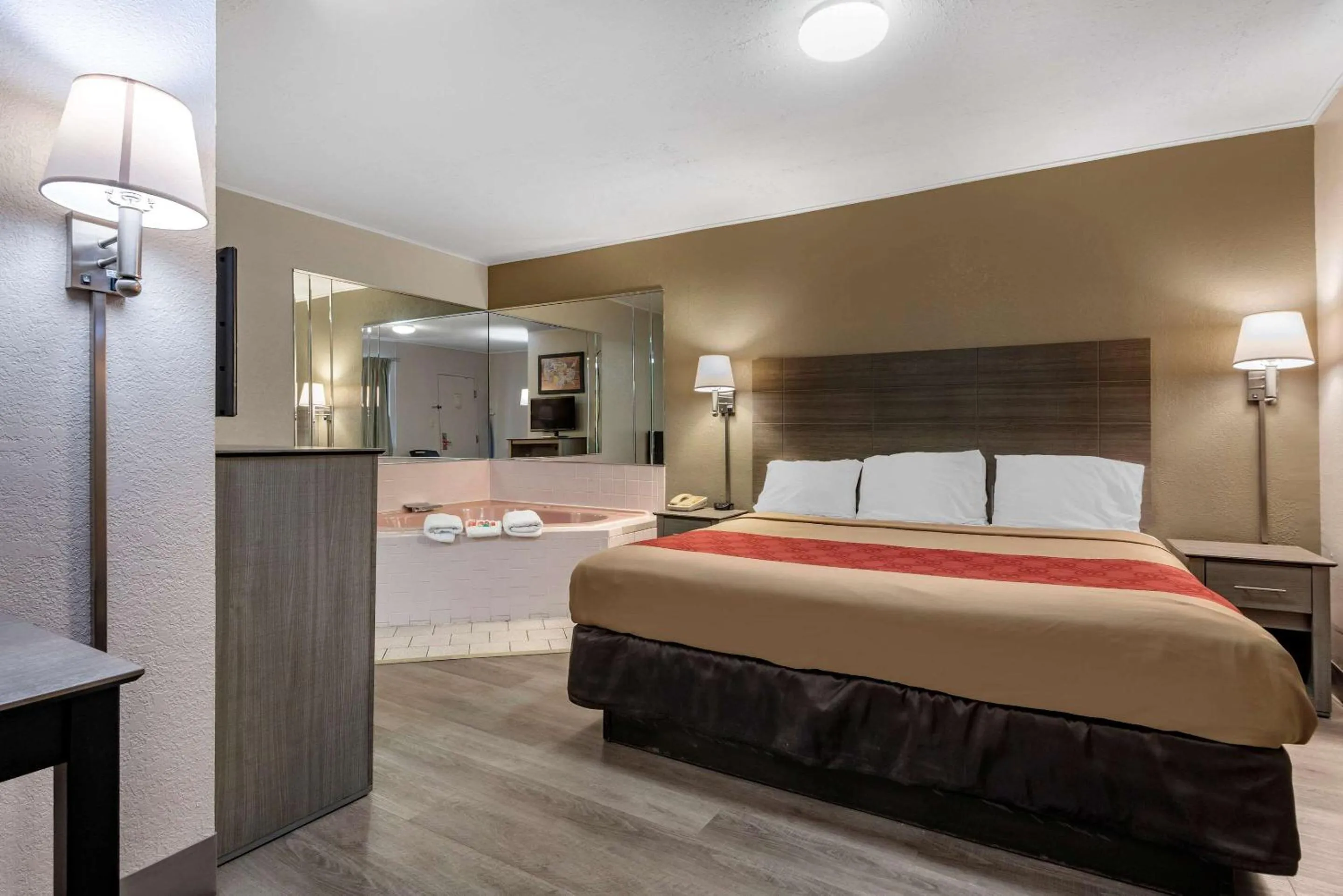 Photo of the whole room, Bed in Econo Lodge Dewitt I-90