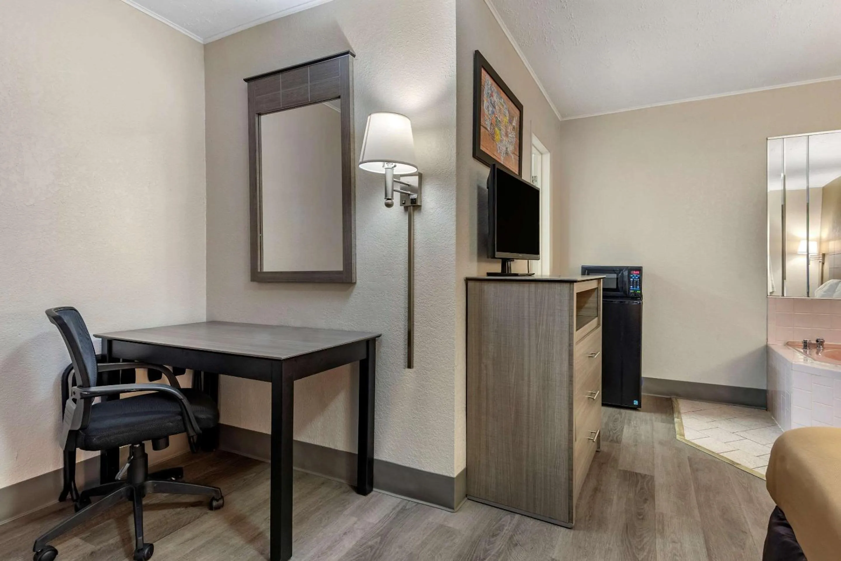 Photo of the whole room in Econo Lodge Dewitt I-90