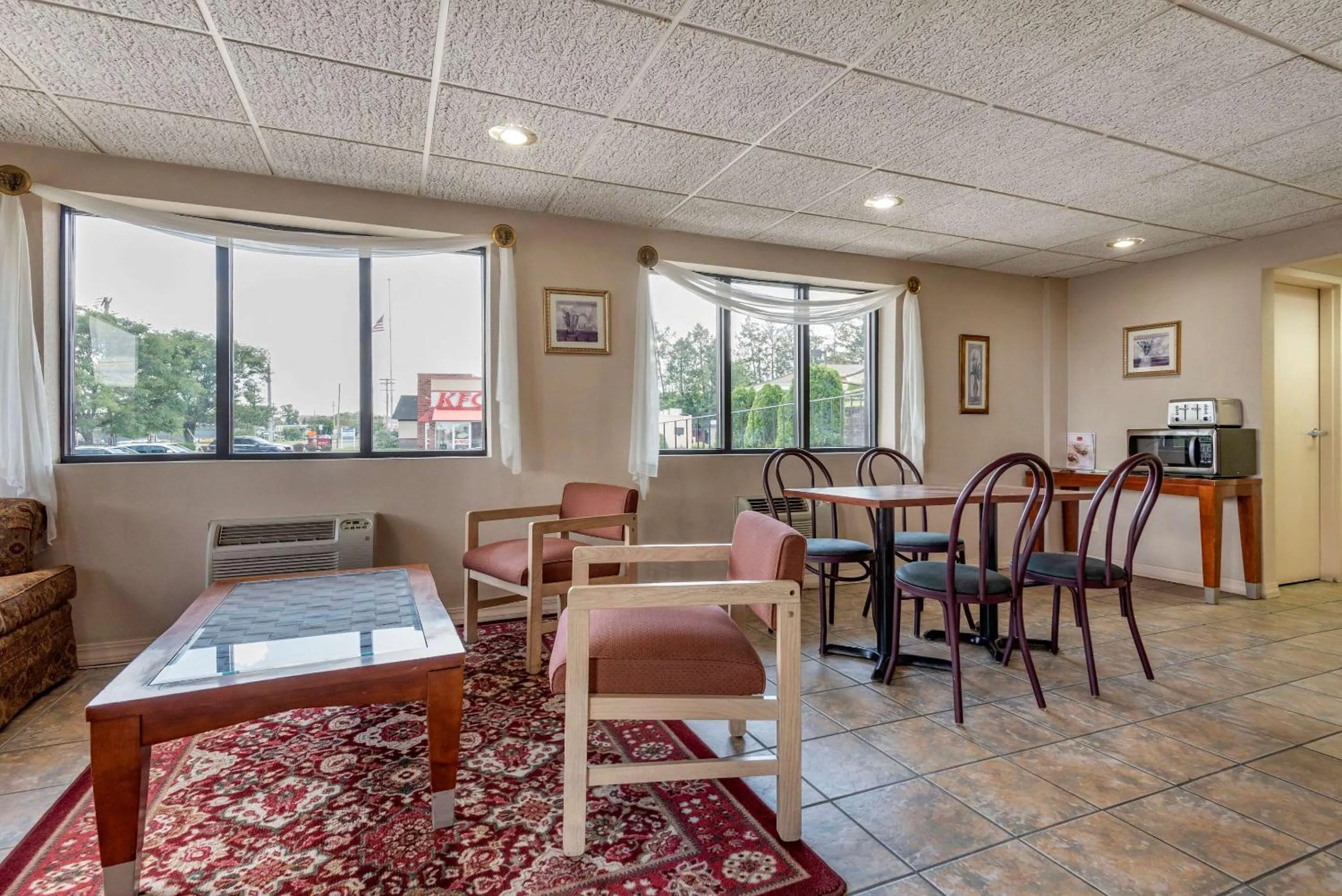 Restaurant/places to eat in Econo Lodge Dewitt I-90